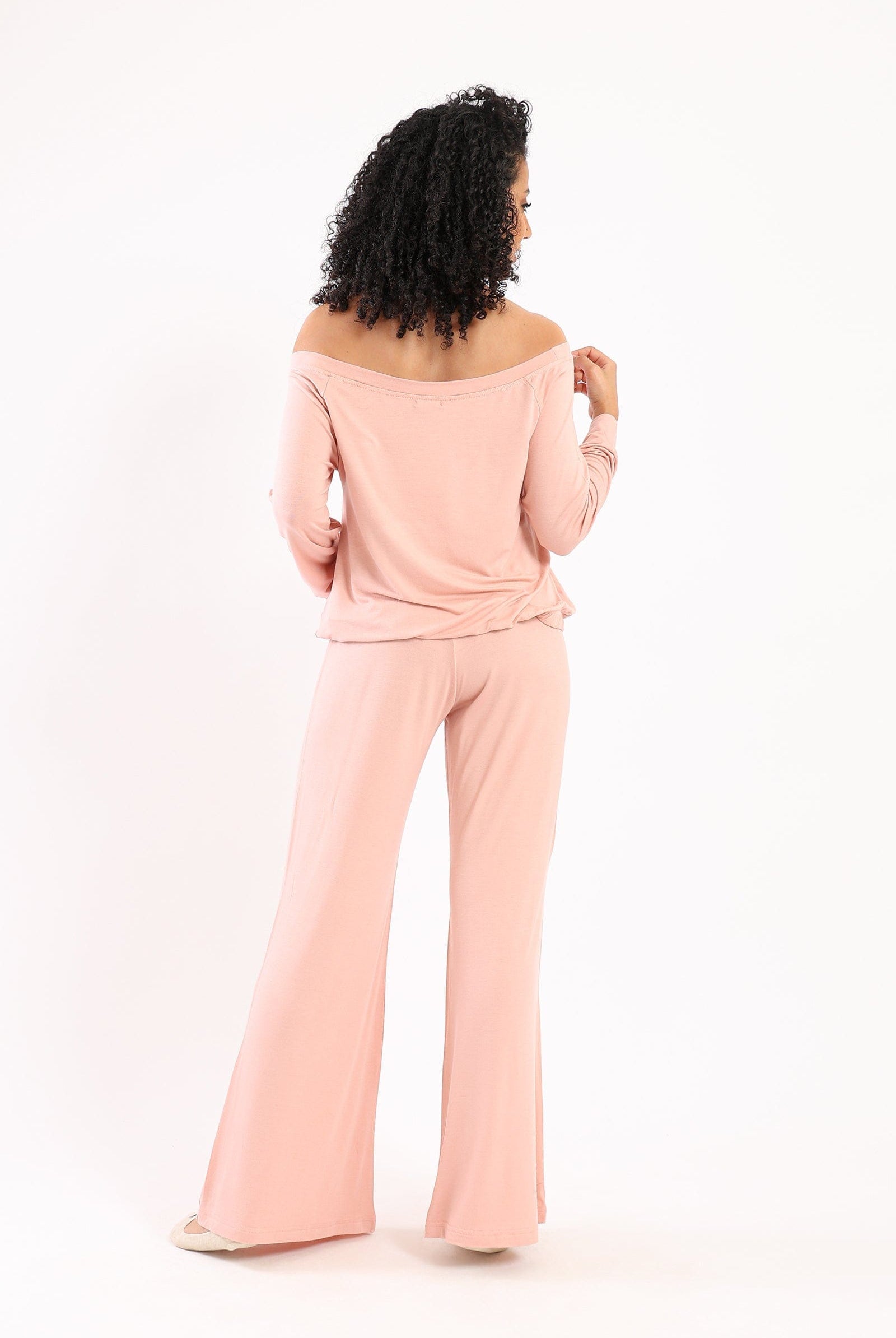 كارينا طقم بيجامة بلوزة مكشوفة الأكتاف وبنطلون