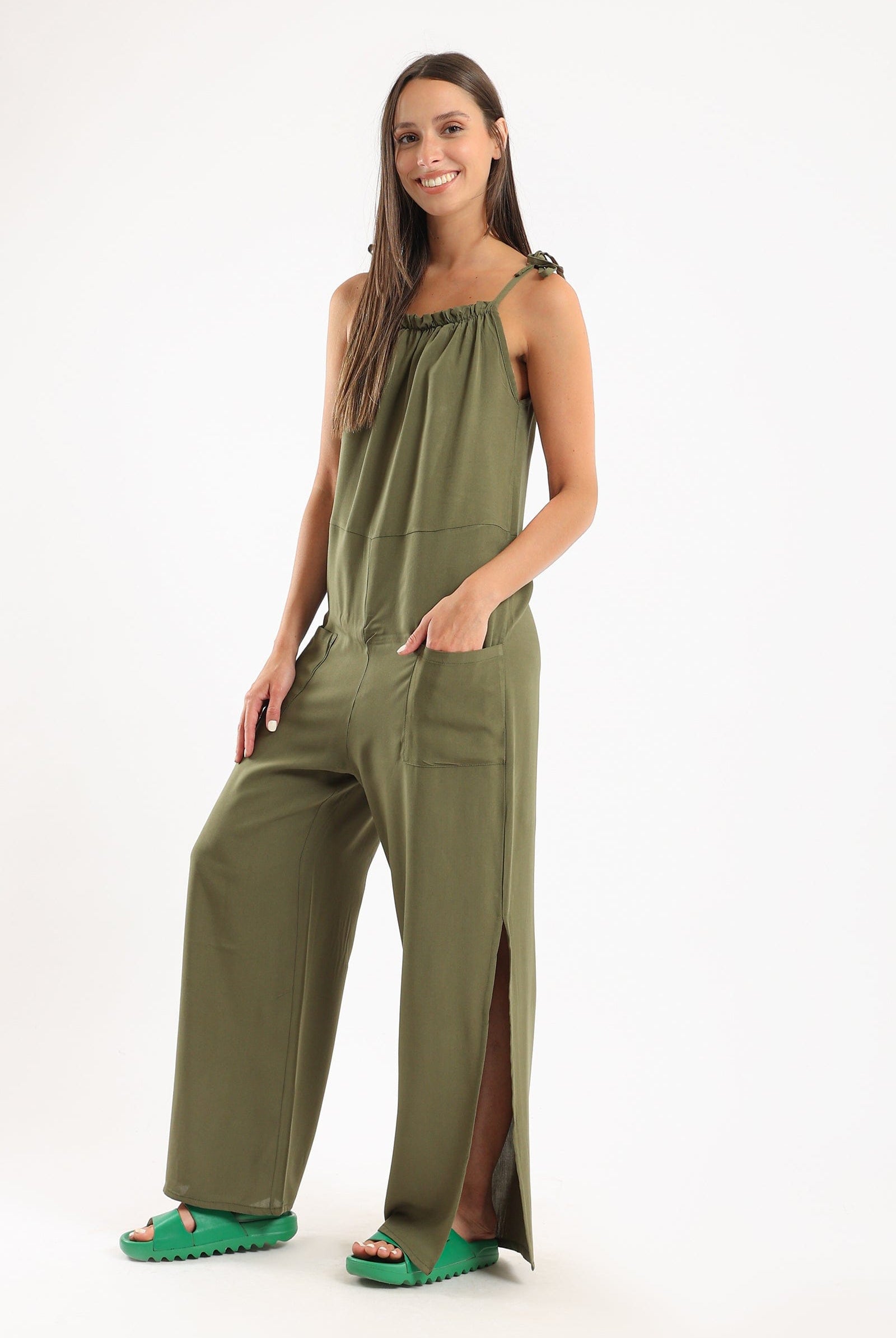 كارينا جمبسوت بيجامة سادة بجيوب ورباط زيتوني