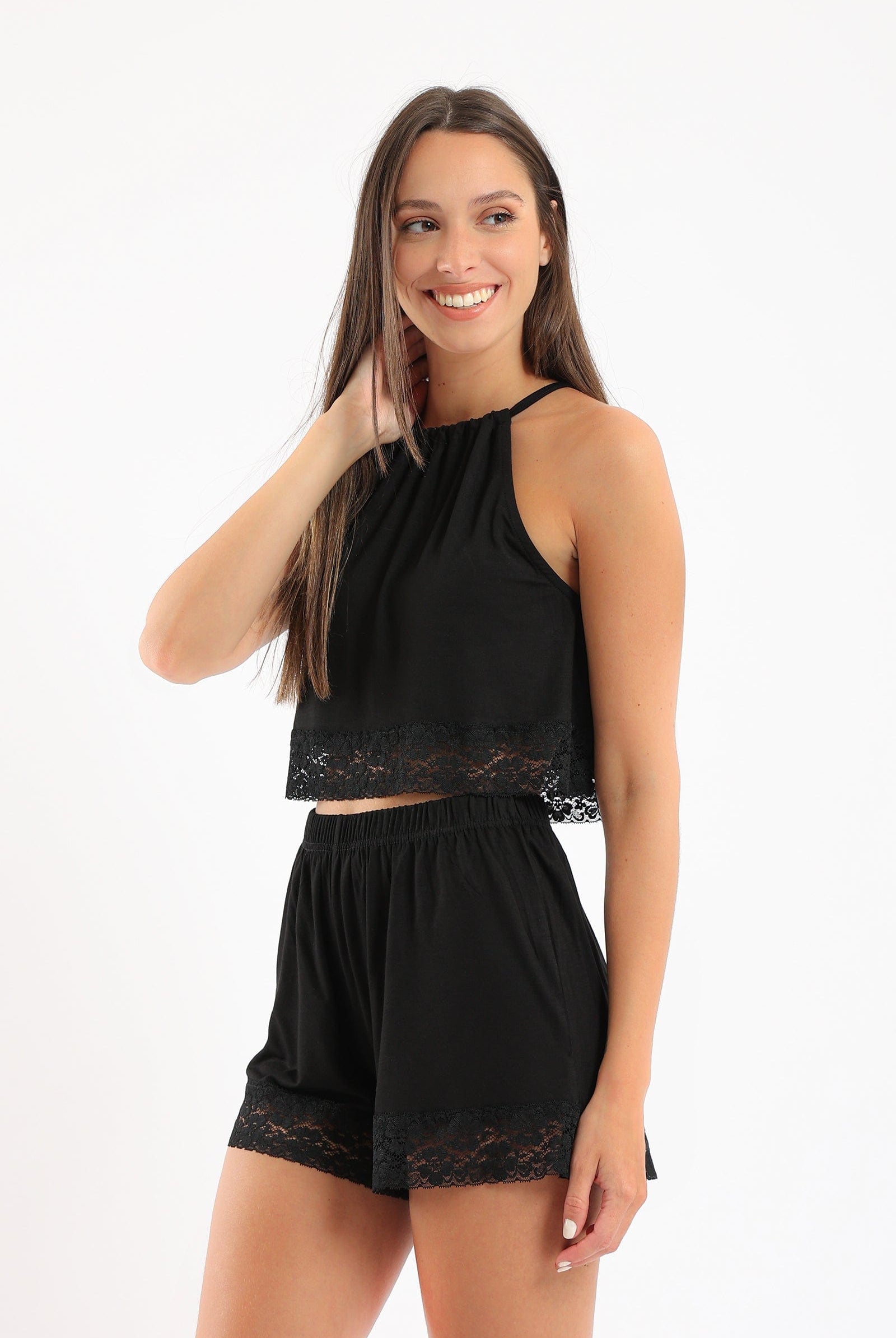 كارينا طقم بيجامة بلوزة مزينة بالدانتيل بفتحة عنق وشورت