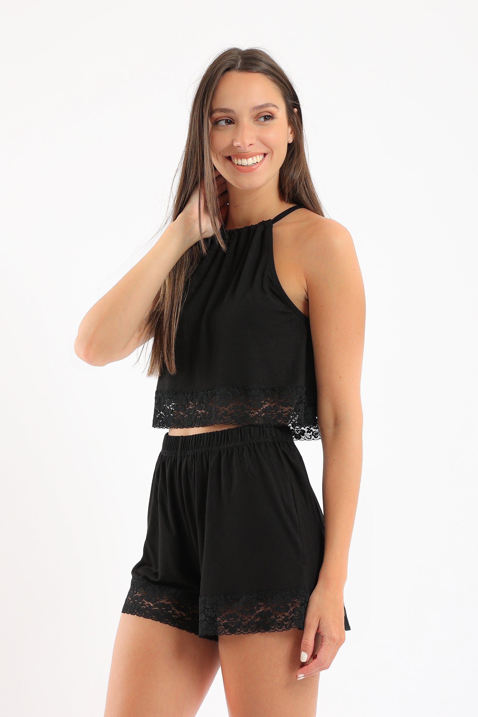 كارينا طقم بيجامة بلوزة مزينة بالدانتيل بفتحة عنق وشورت