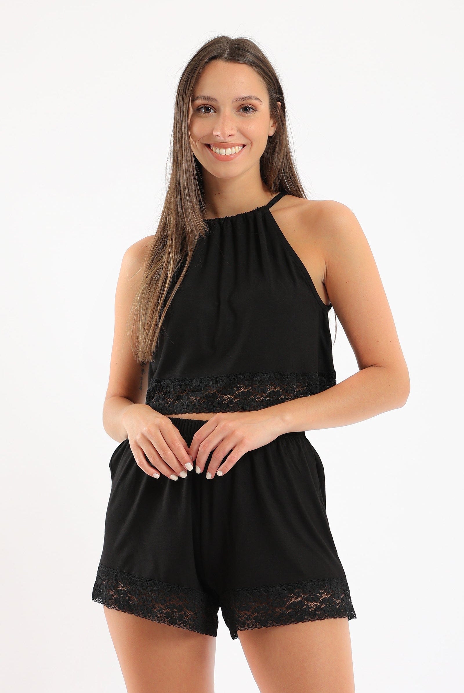 كارينا طقم بيجامة بلوزة مزينة بالدانتيل بفتحة عنق وشورت