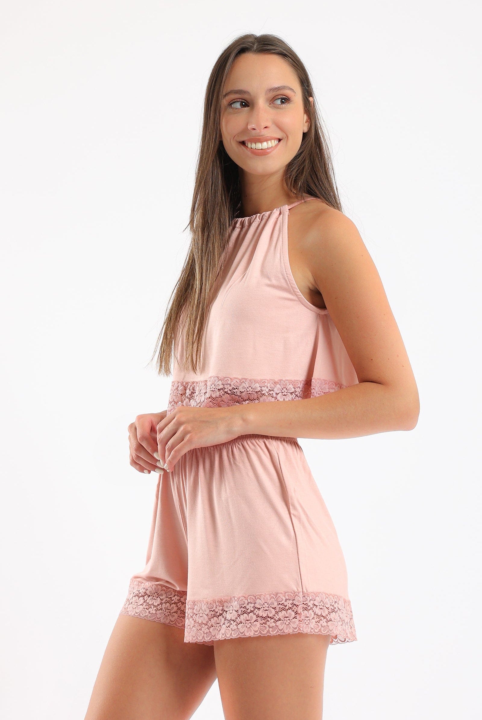 كارينا طقم بيجامة بلوزة مزينة بالدانتيل بفتحة عنق وشورت