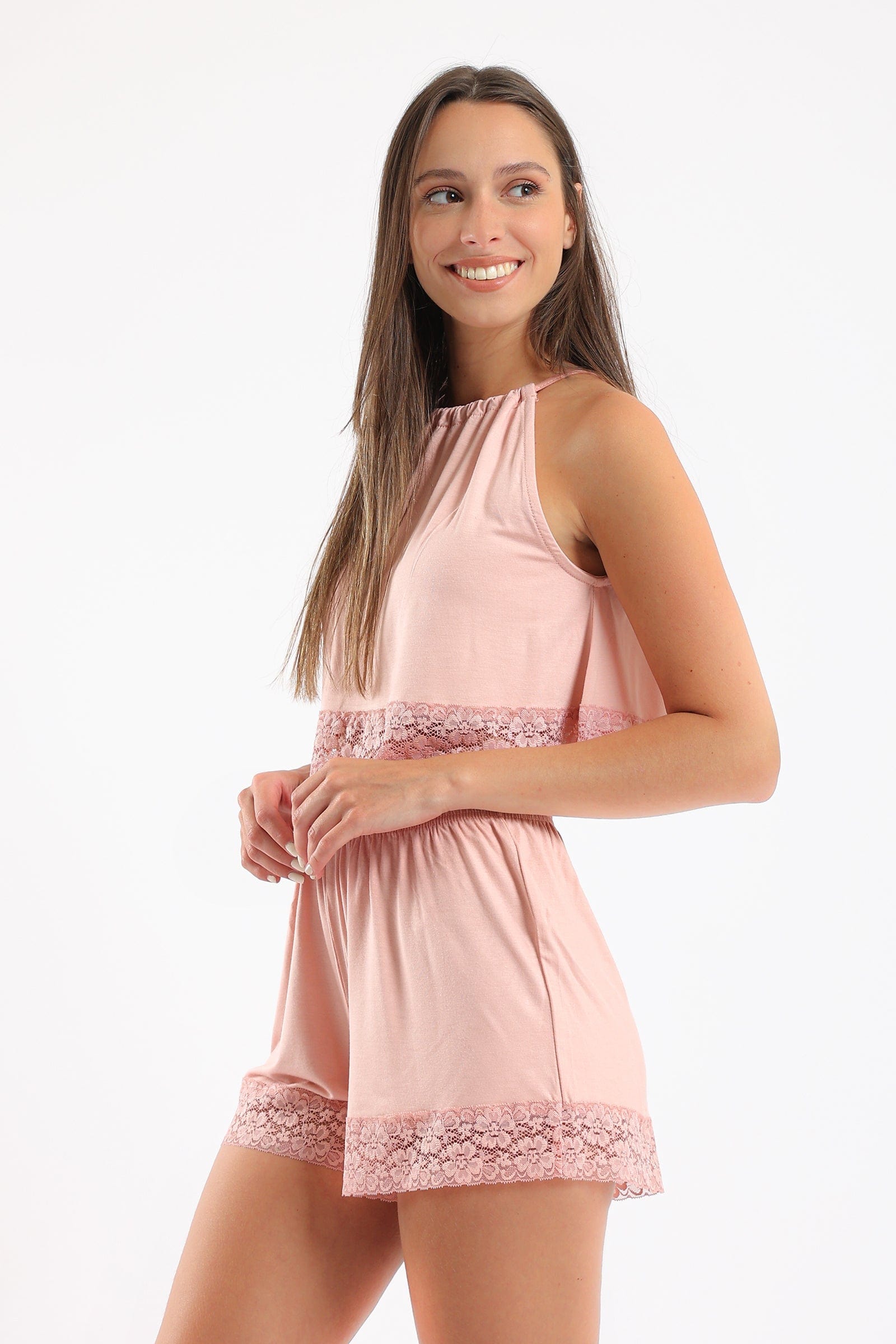 كارينا طقم بيجامة بلوزة مزينة بالدانتيل بفتحة عنق وشورت