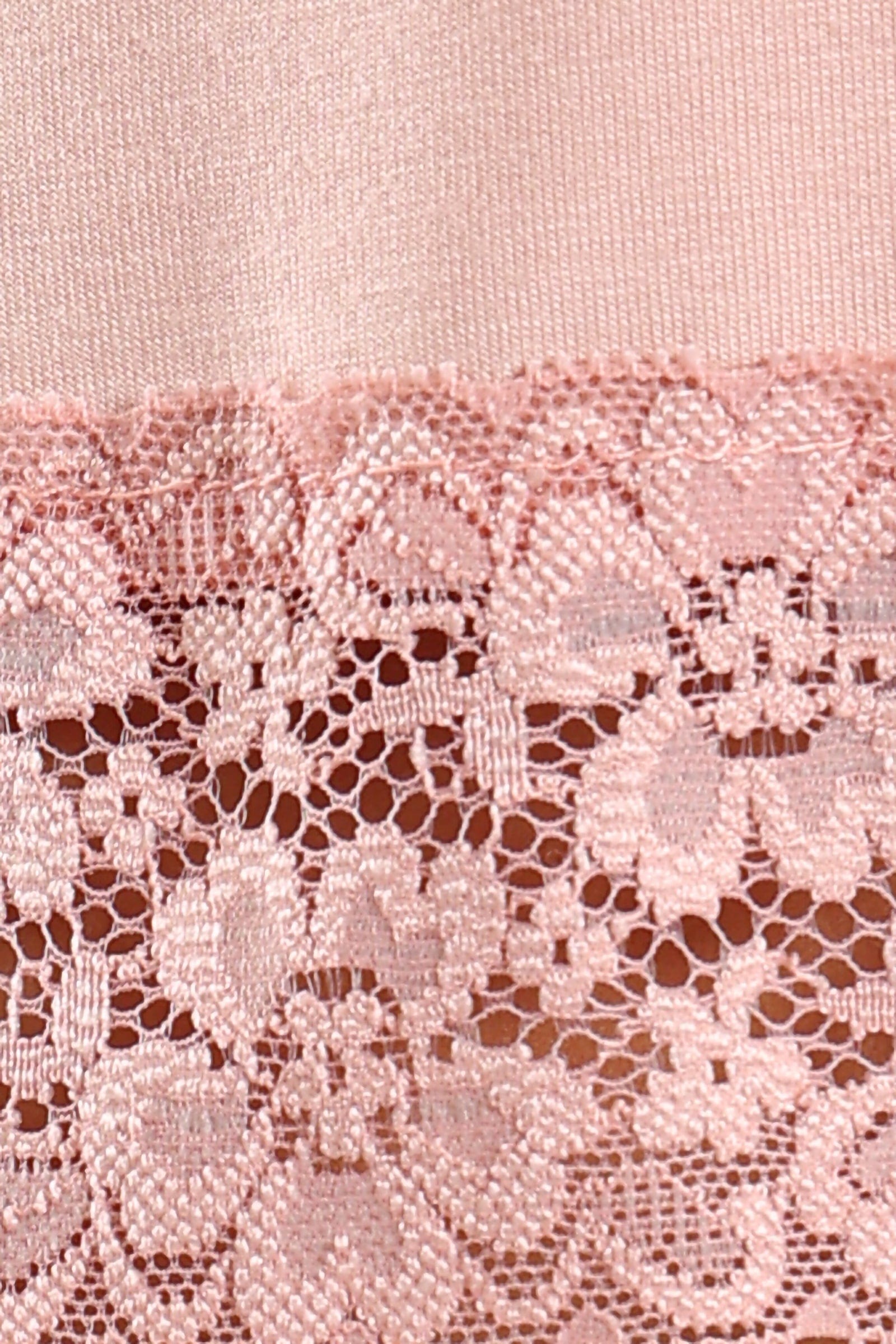 كارينا طقم بيجامة بلوزة مزينة بالدانتيل بفتحة عنق وشورت