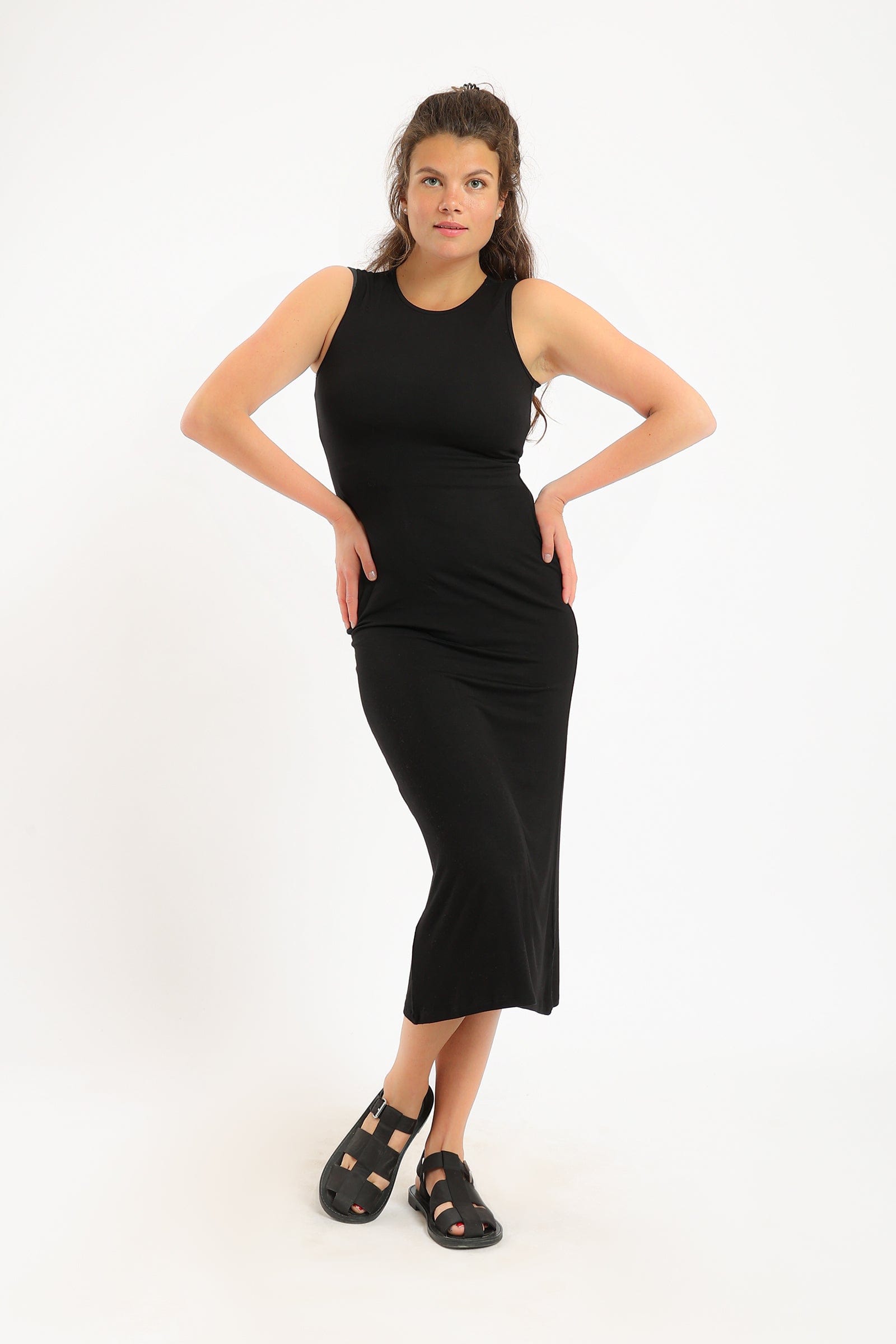 كارينا فستان ميدي سادة بياقة مستديرة