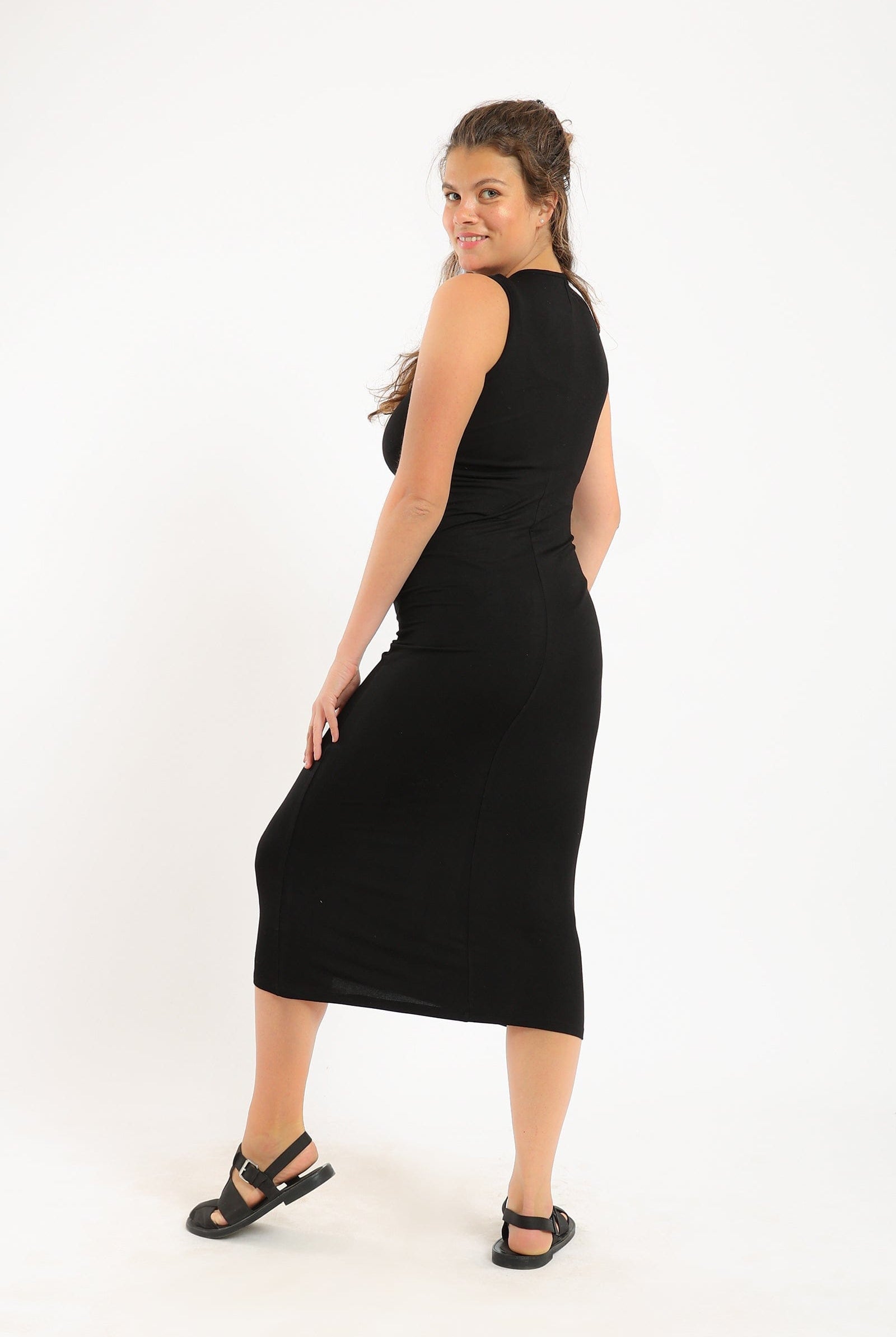 كارينا فستان ميدي سادة بياقة مستديرة