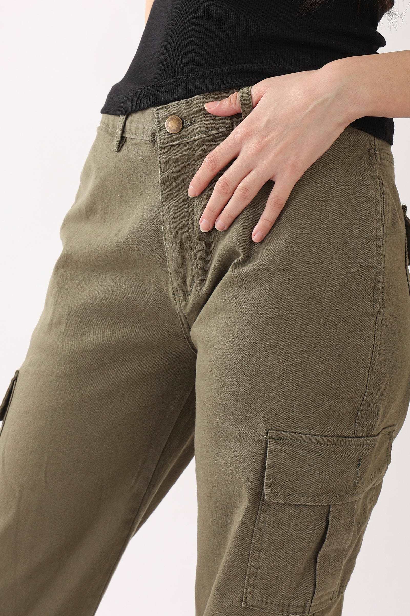 بنطلون كارجو بجيوب بقصّة مستقيمة