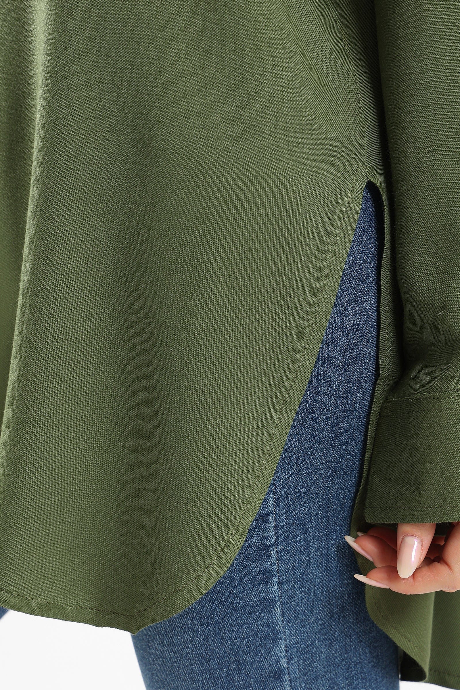 كارينا قميص أوفر سايز بأزرار أمامية بياقة مريحة كم طويل