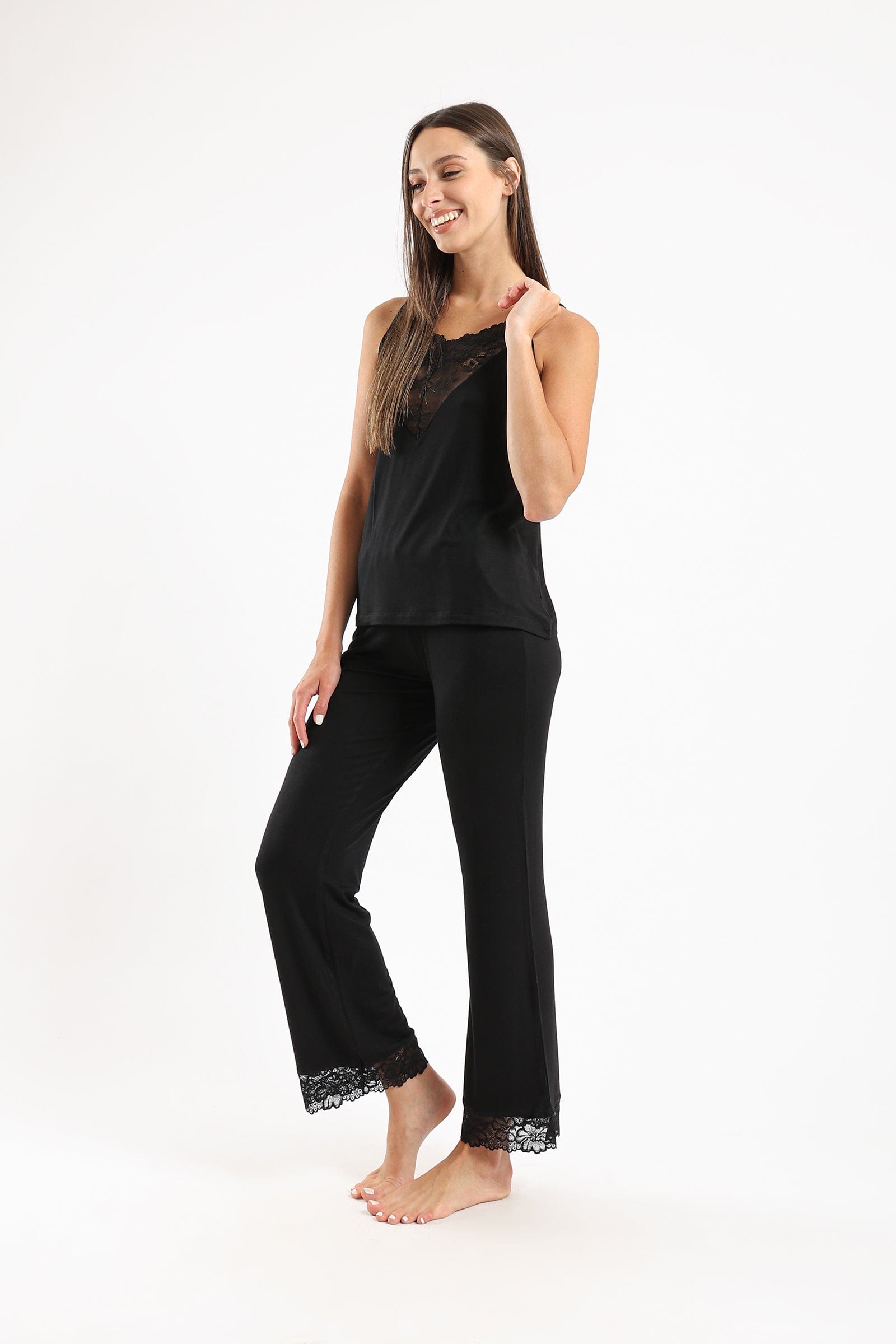 كارينا طقم بيجامة دانتيل بحمالات مع بنطلون