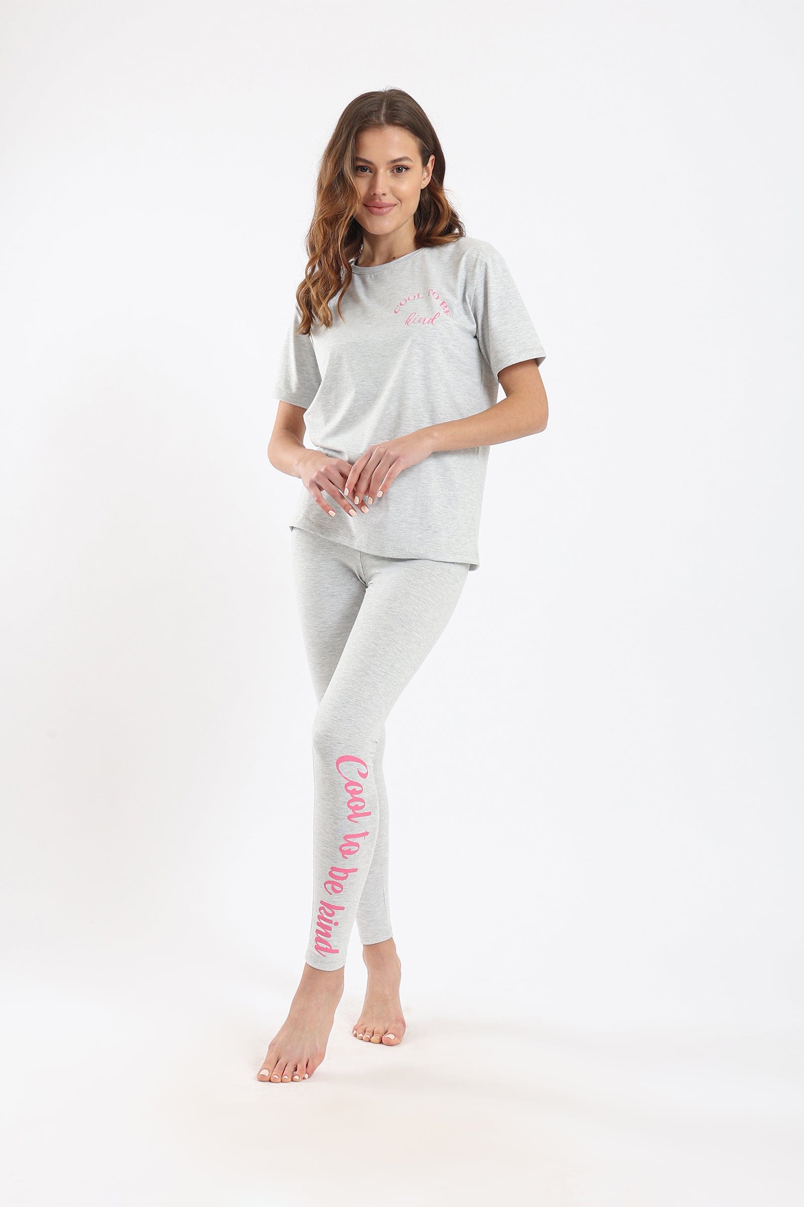 كارينا بيجامة نسائية بنطلون وتي شيرت بطبعة "Cool To Be Kind"