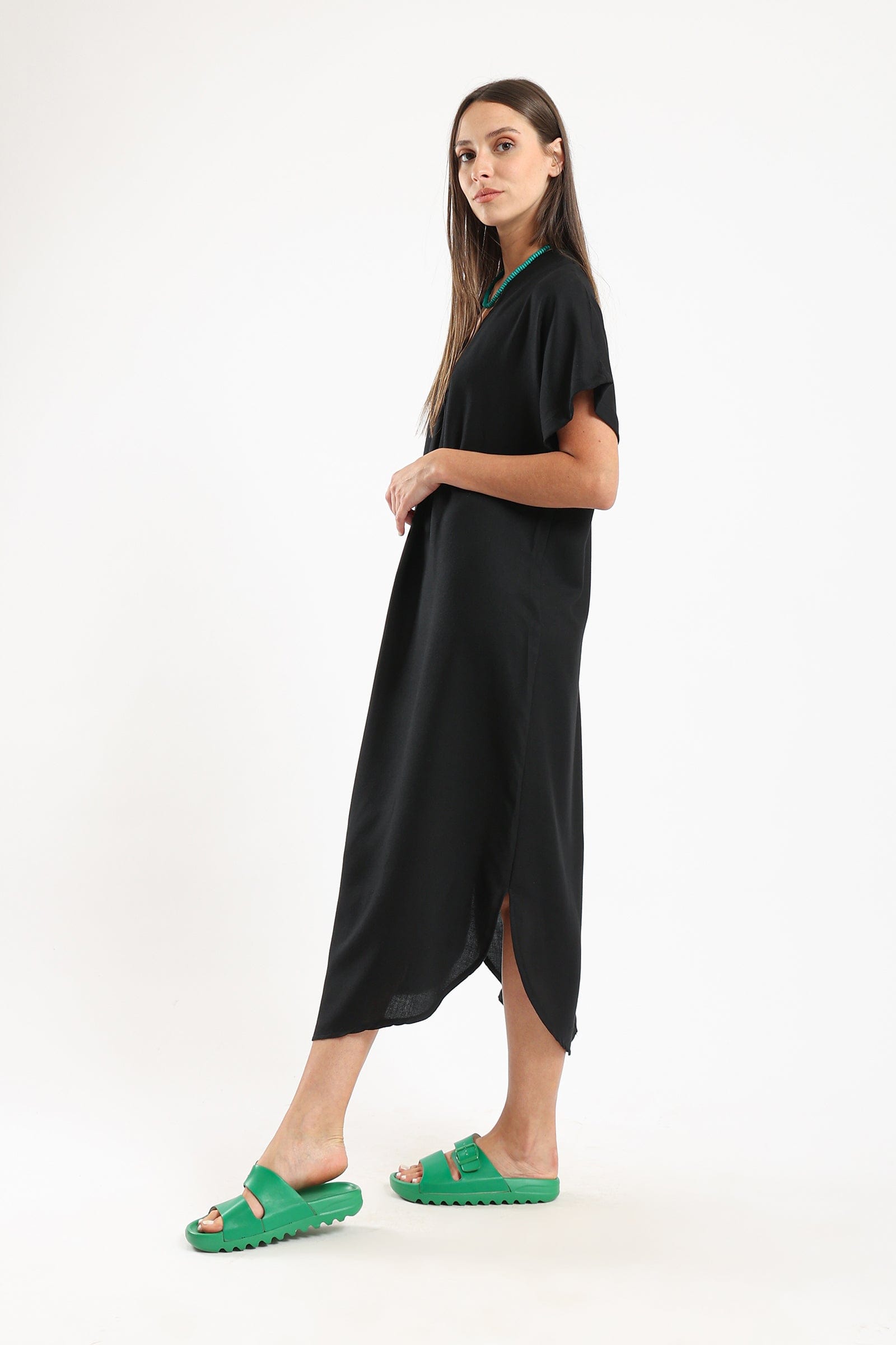 كارينا فستان صيفي طويل مريح بفتحة جانبية سادة