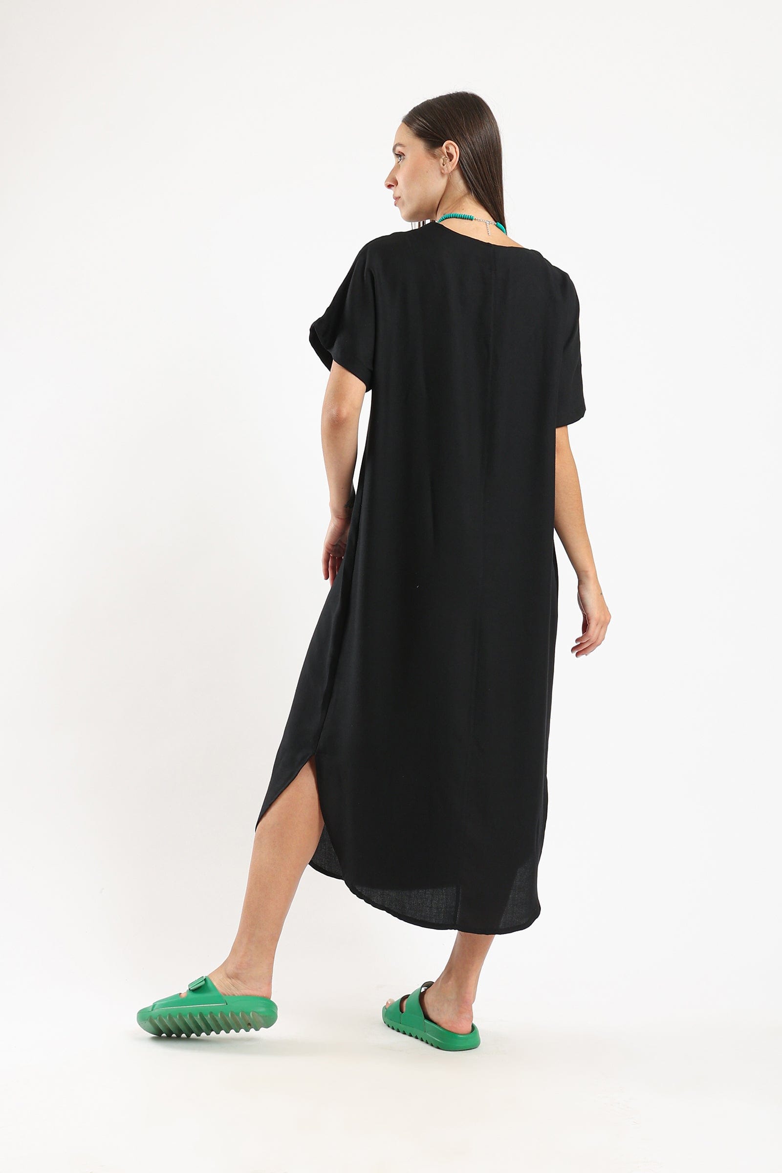 كارينا فستان صيفي طويل مريح بفتحة جانبية سادة