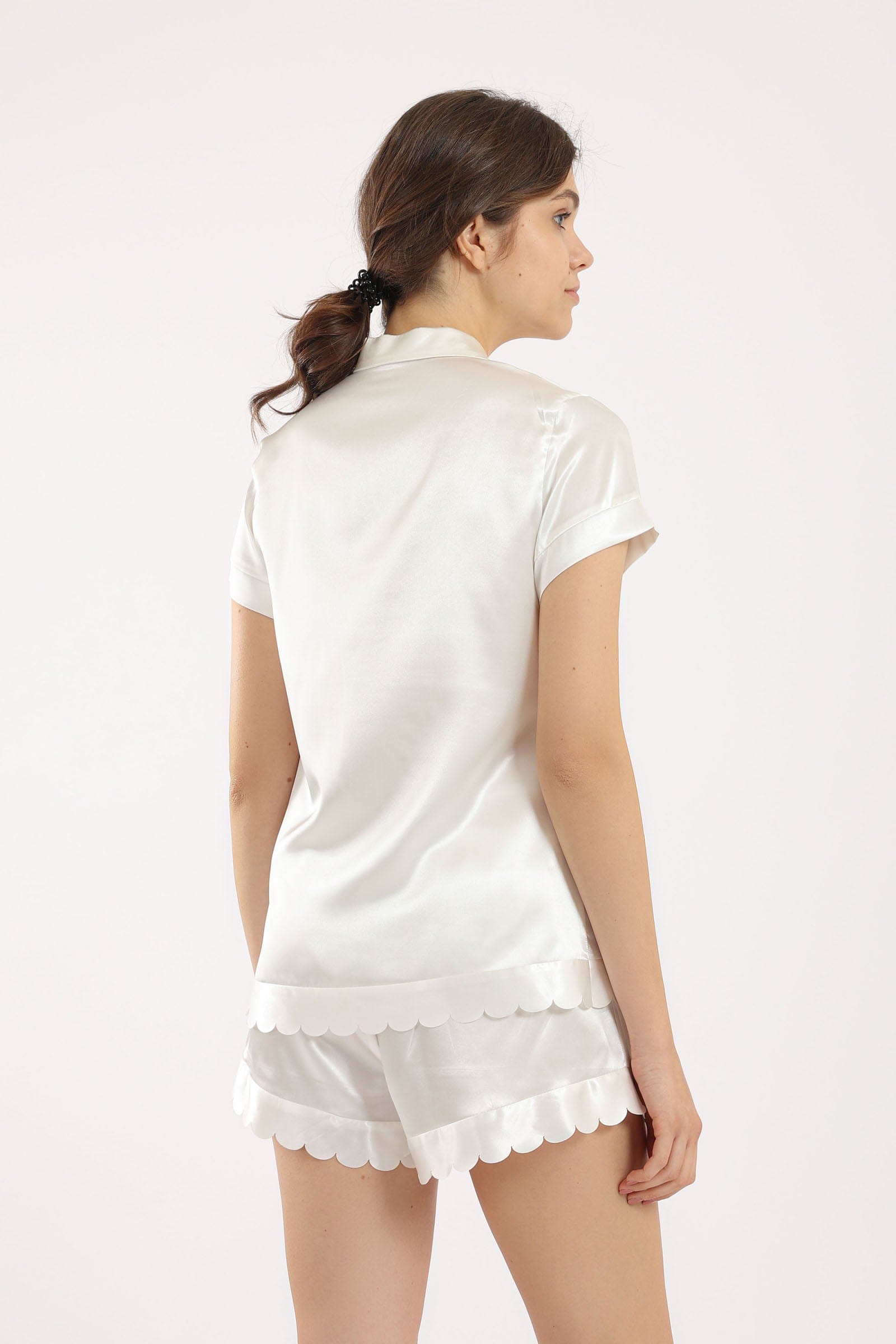 كارينا طقم بيجامة حريري بكم قصير وشورت نسائي أوف وايت