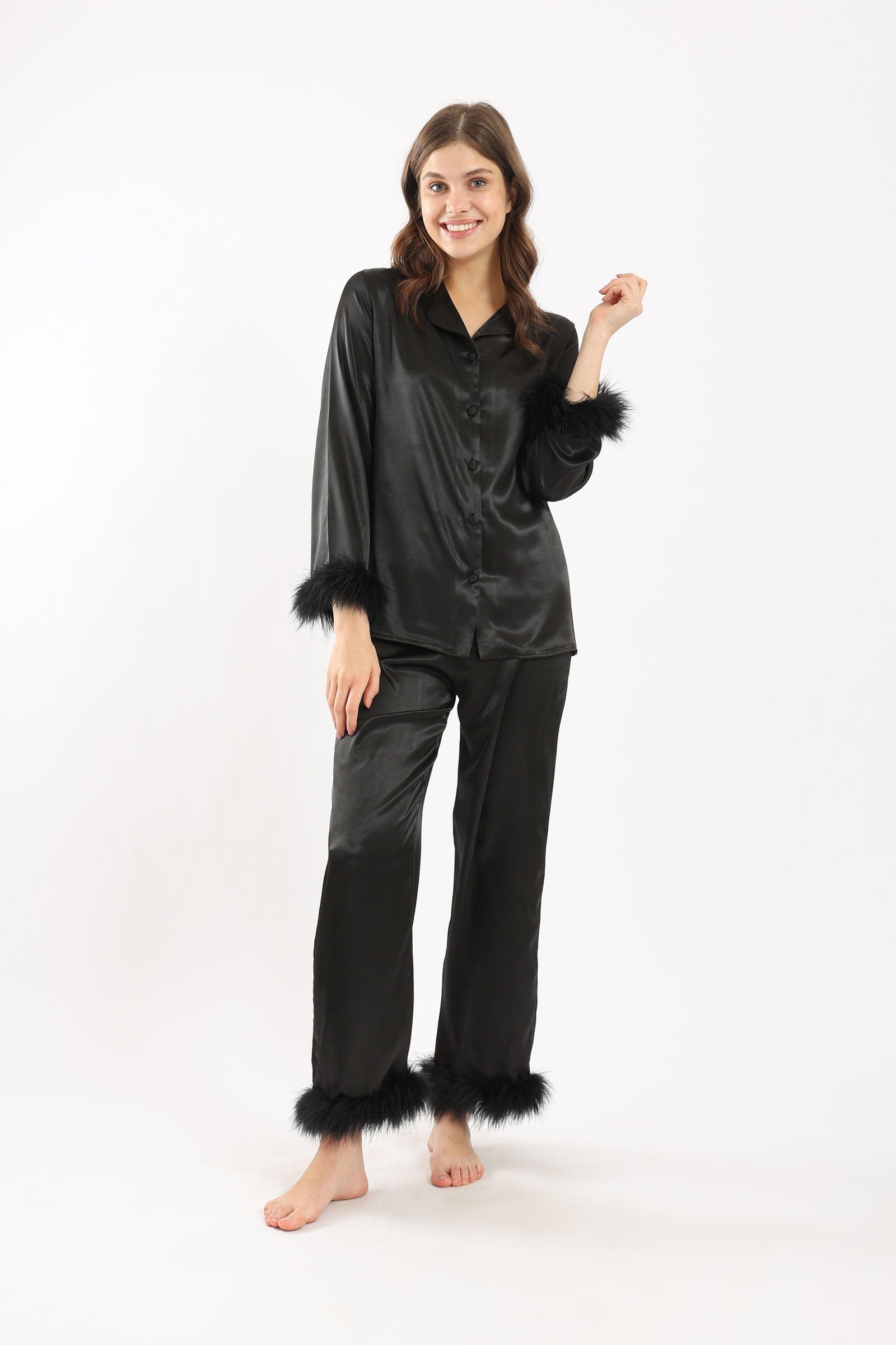 كارينا طقم بيجامة بلوزة وبنطلون مزين بالريش أسود