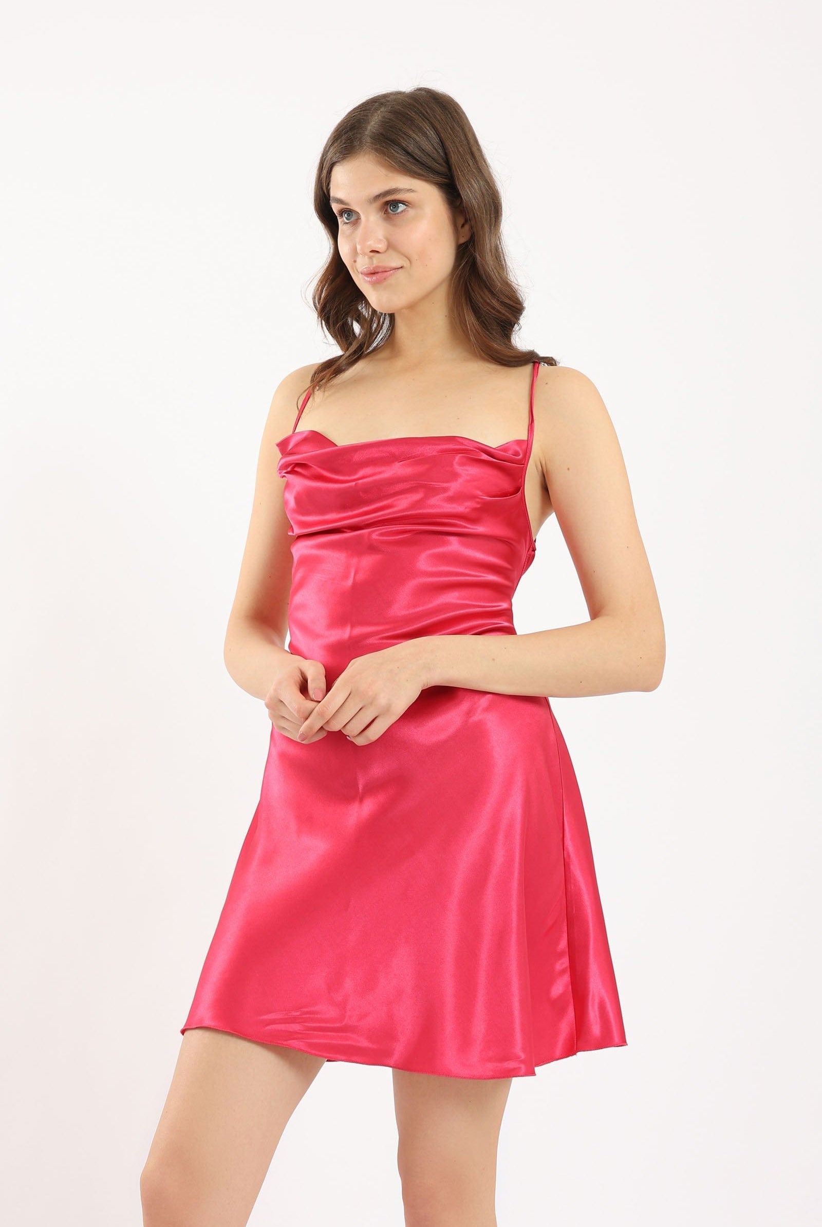 كارينا قميص نوم قصير ناعم بحمالات فوشيا