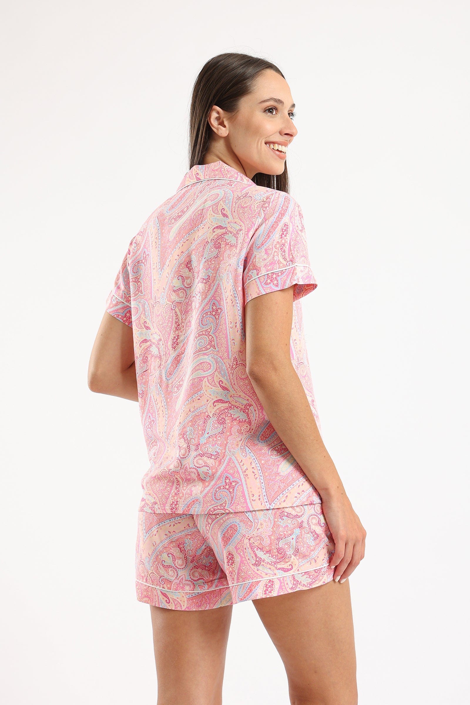 كارينا طقم بيجامة شورت وقميص مشجر بياقة مدببة ملون