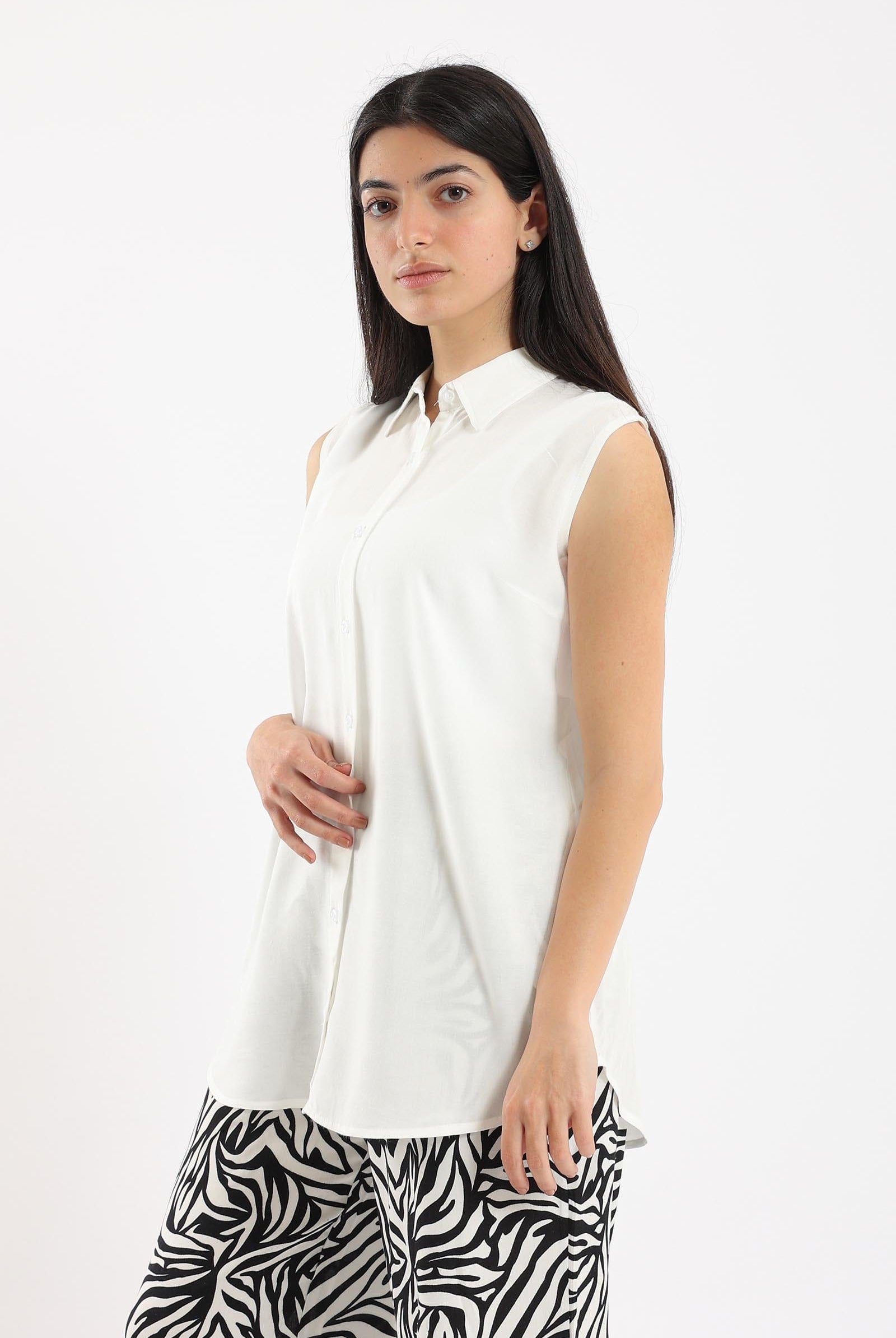 كارينا قميص سادة بأزرار أمامية وبياقة كت