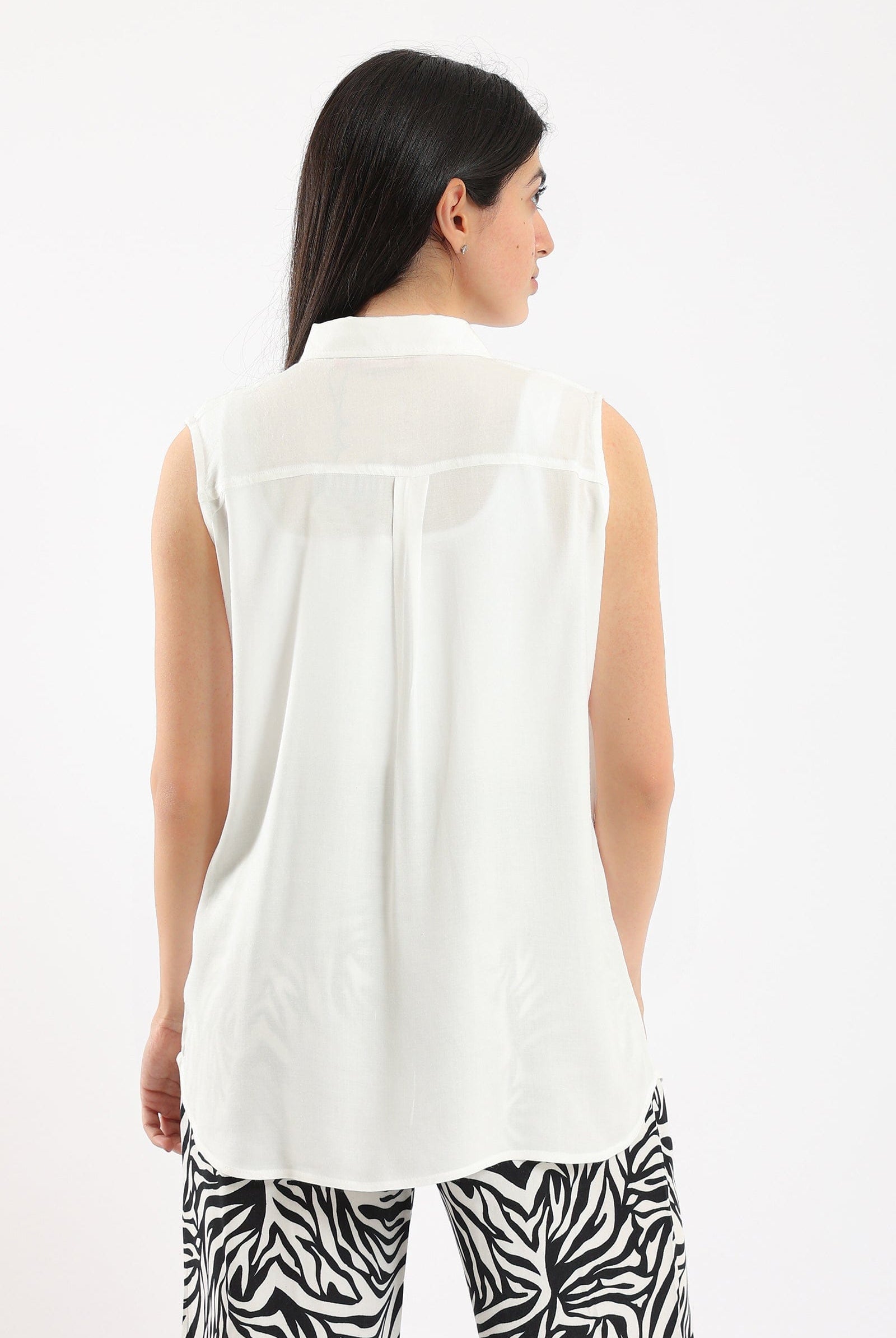 كارينا قميص سادة بأزرار أمامية وبياقة كت