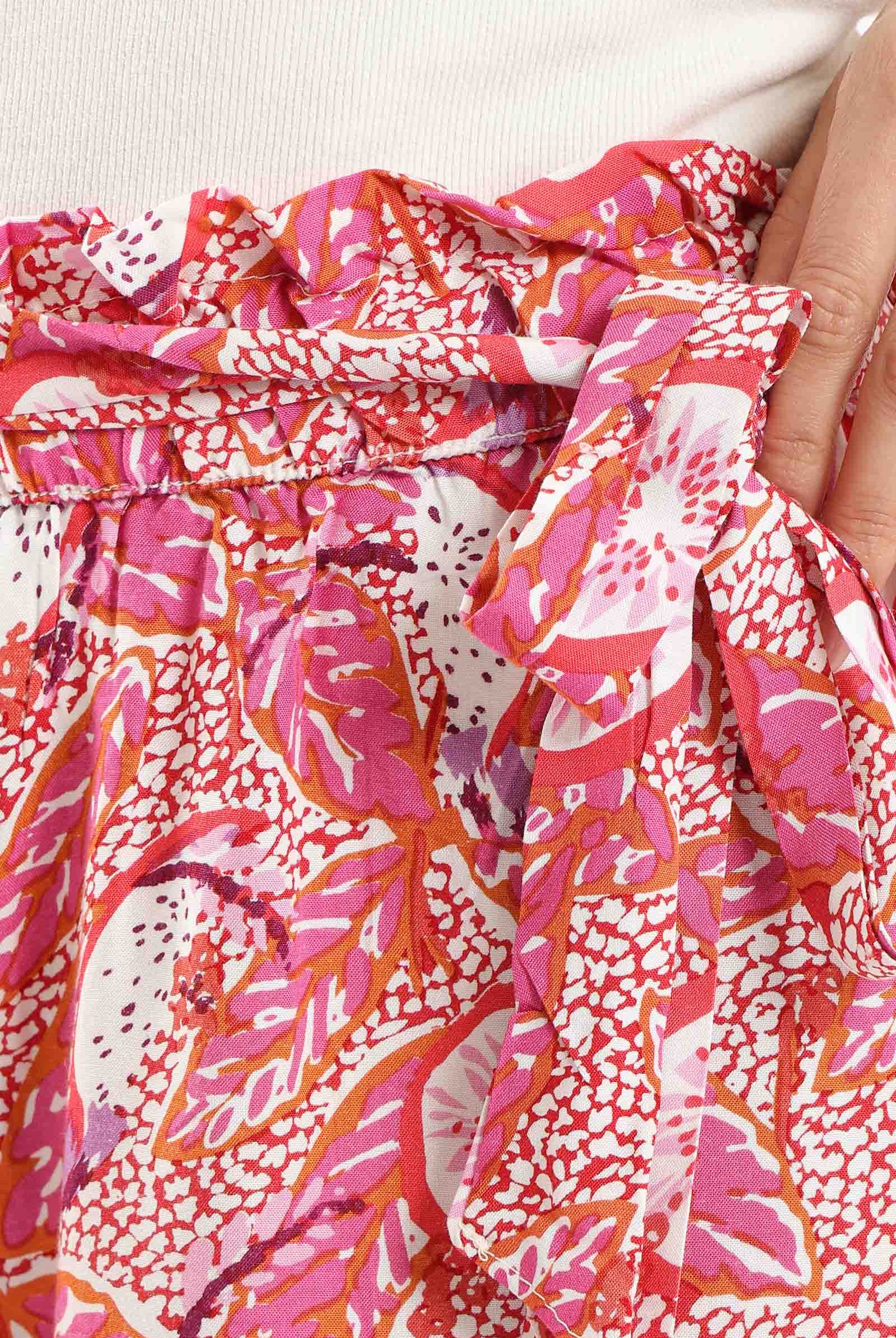 كارينا شورت بطبعة كشكش على الخصر ملون