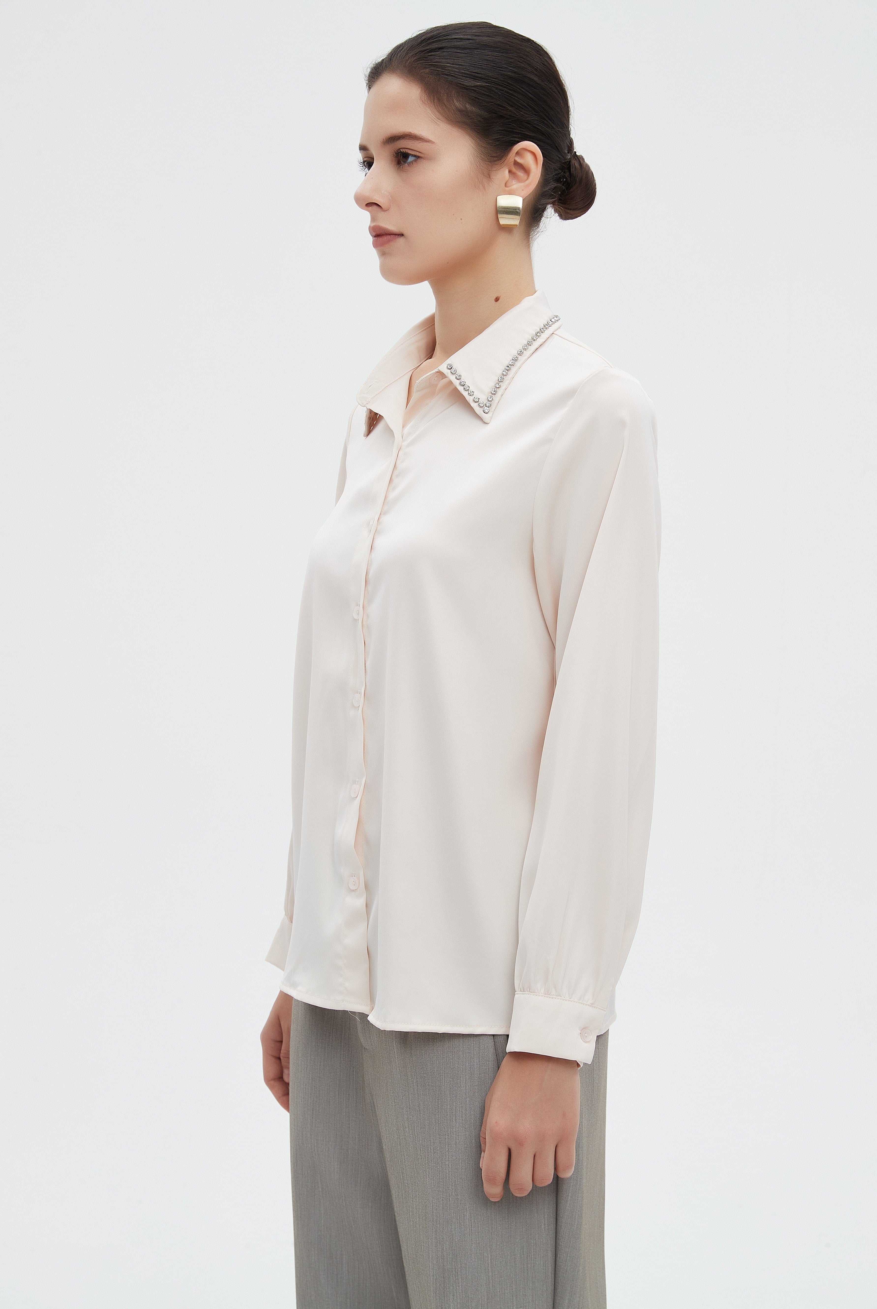 ميكا بلوزة نسائية بياقة مرصعة فصوص سادة بكم طويل وأزرار أمامية