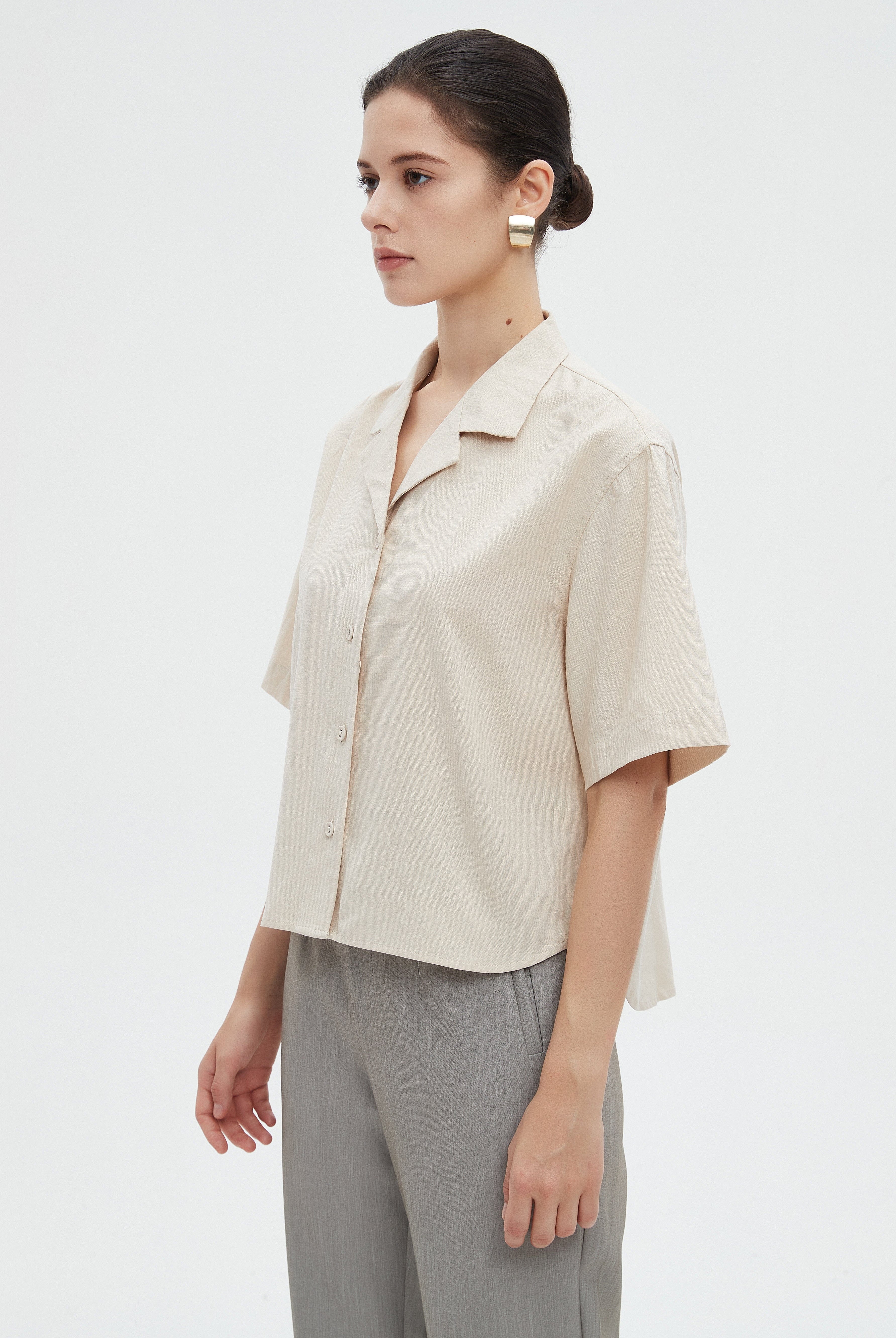 ميكا بلوزة نسائية نص كم ساده بياقة ةأزرار أمامية