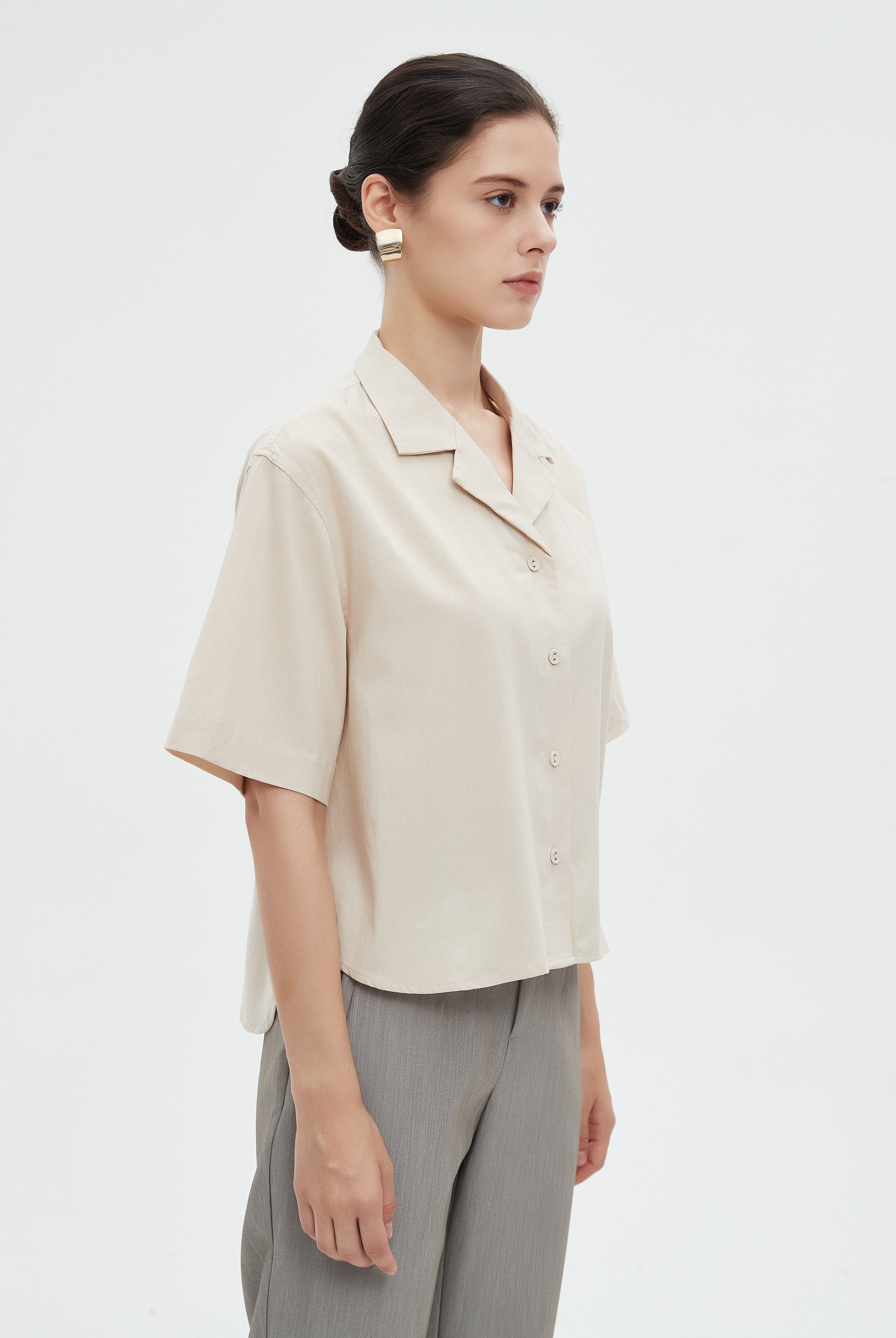 ميكا بلوزة نسائية نص كم ساده بياقة ةأزرار أمامية