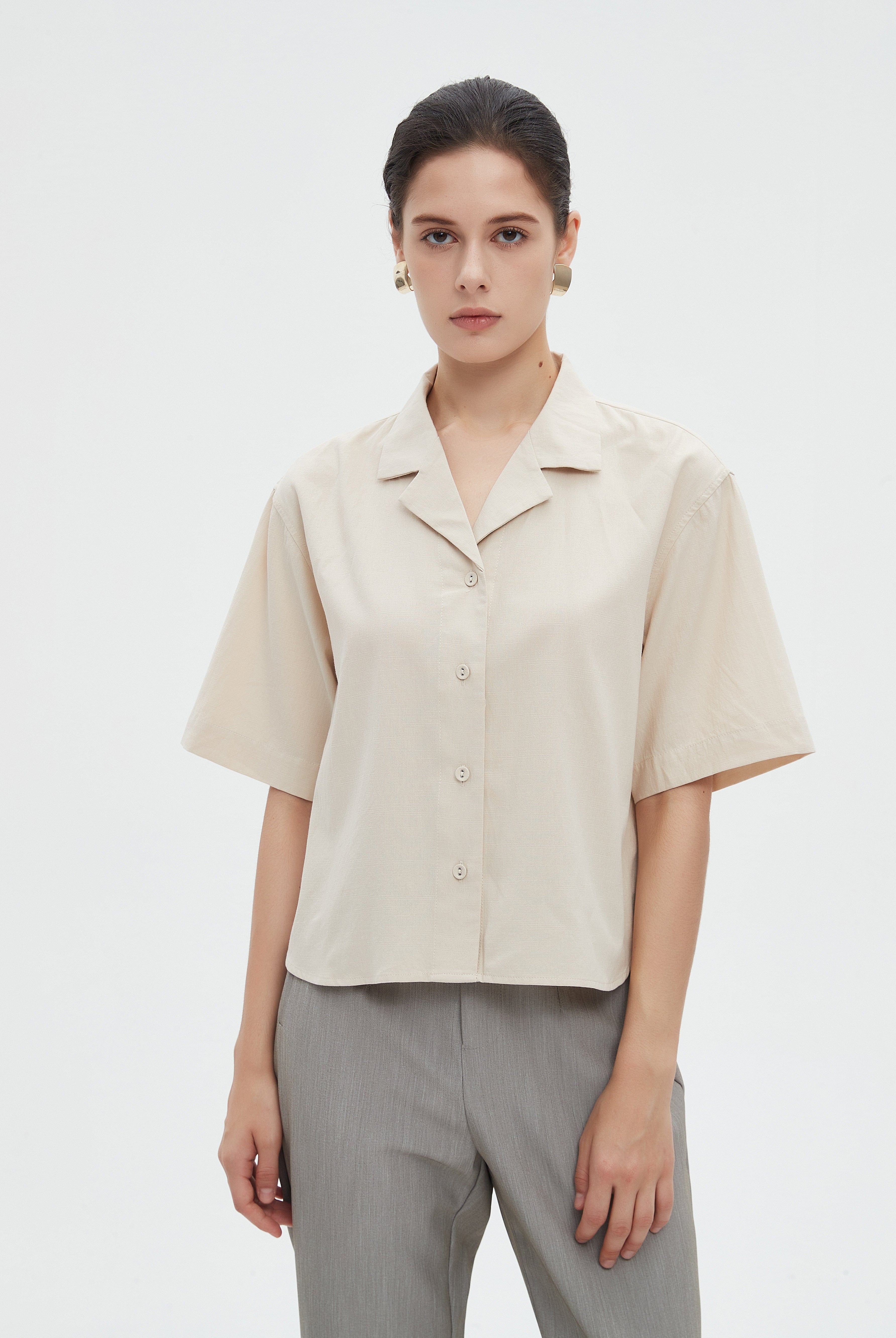 ميكا بلوزة نسائية نص كم ساده بياقة ةأزرار أمامية