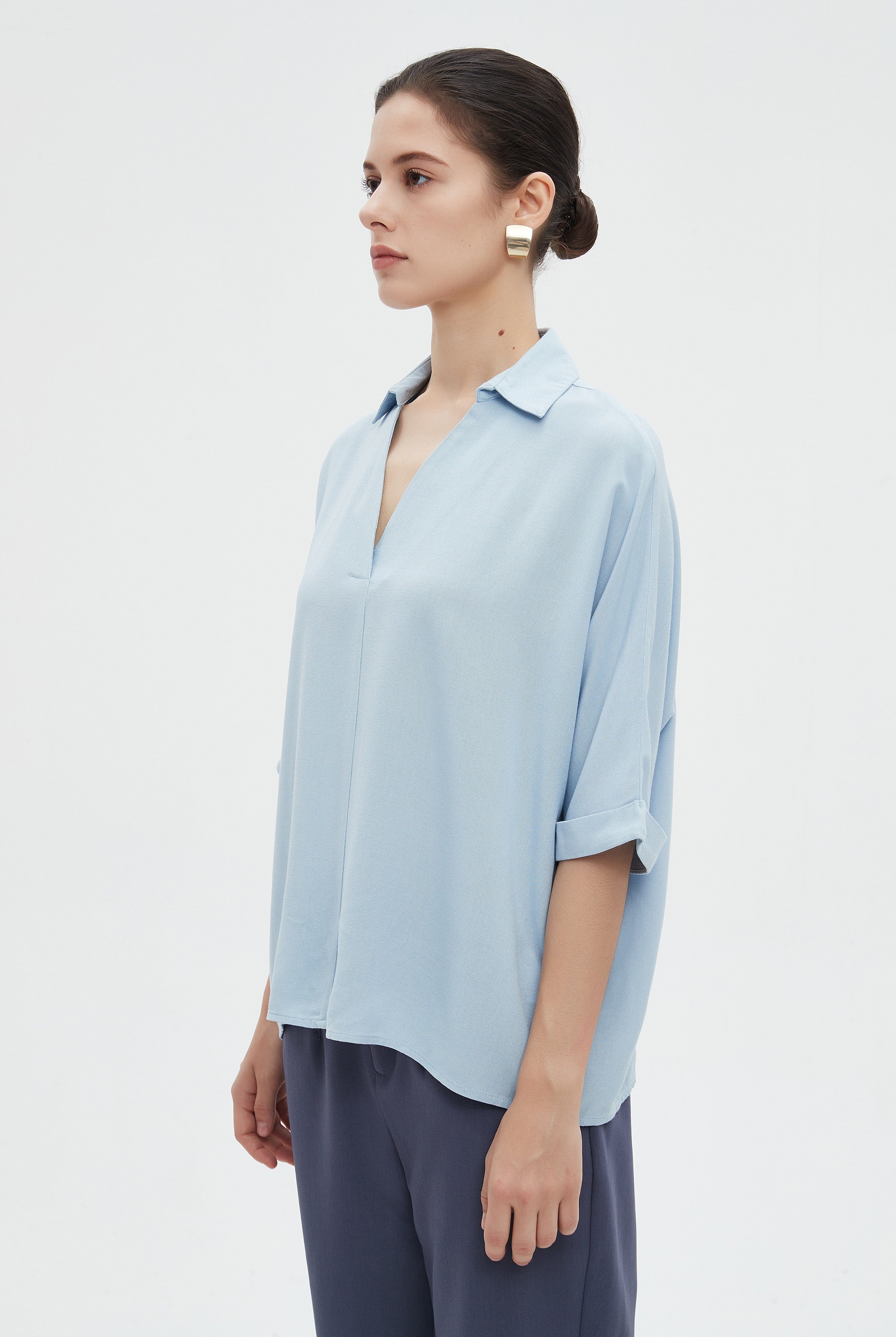 ميكا بلوزة مسائية نص كم ساده بفتحة رقبة