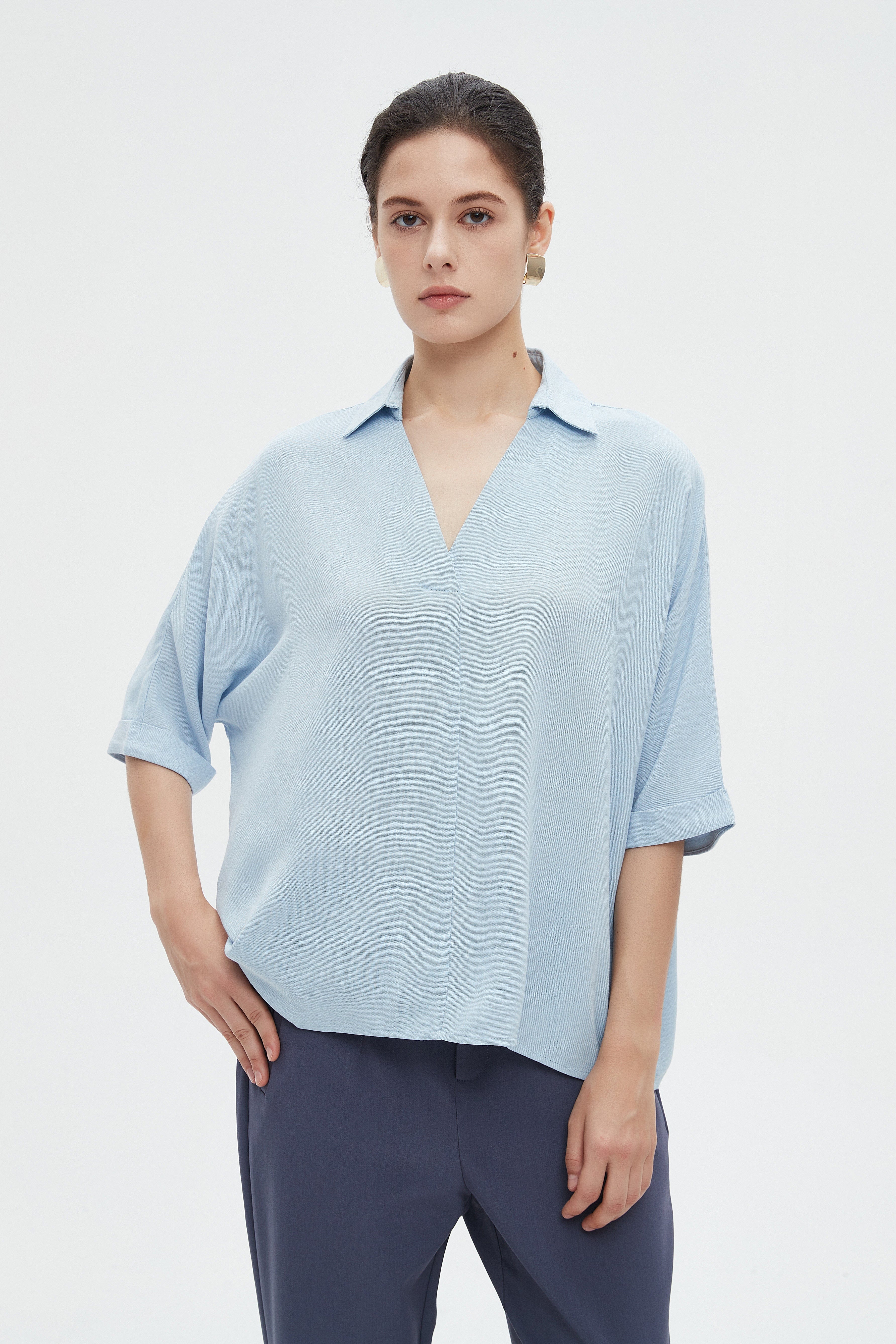 ميكا بلوزة مسائية نص كم ساده بفتحة رقبة