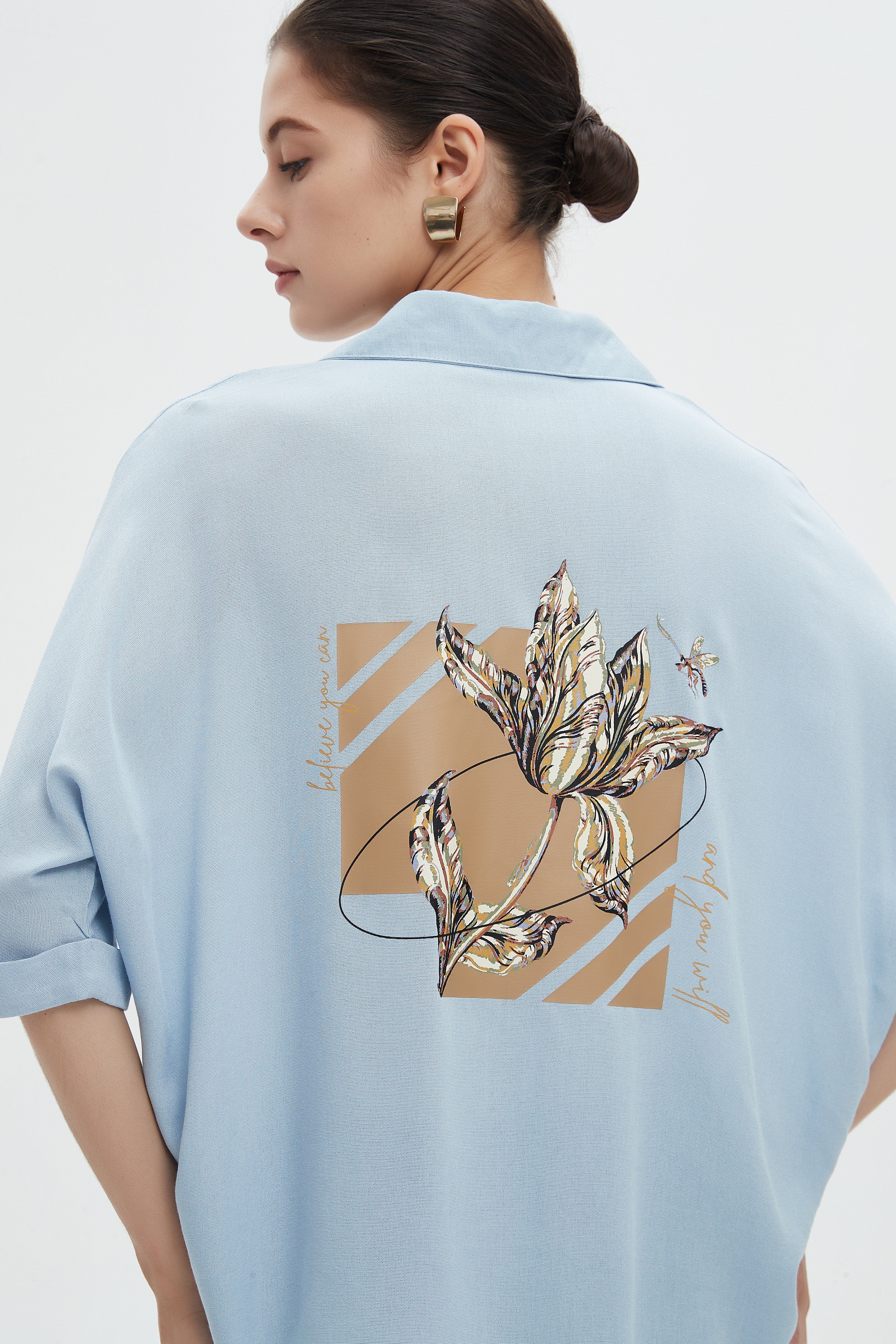 ميكا بلوزة مسائية نص كم ساده بفتحة رقبة