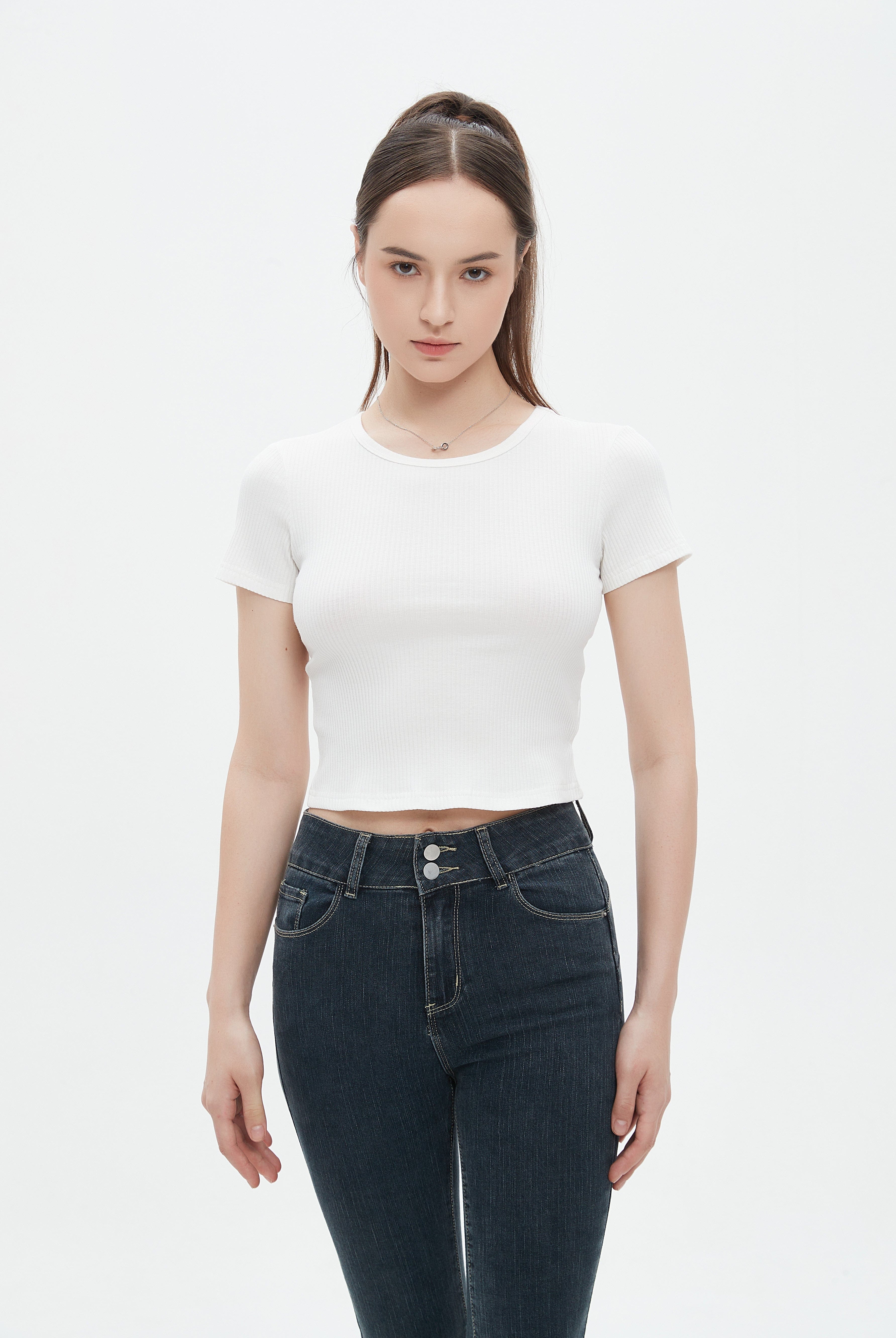 ميكا بلوزة قصيرة مضلعة أكمام قصيرة سادة