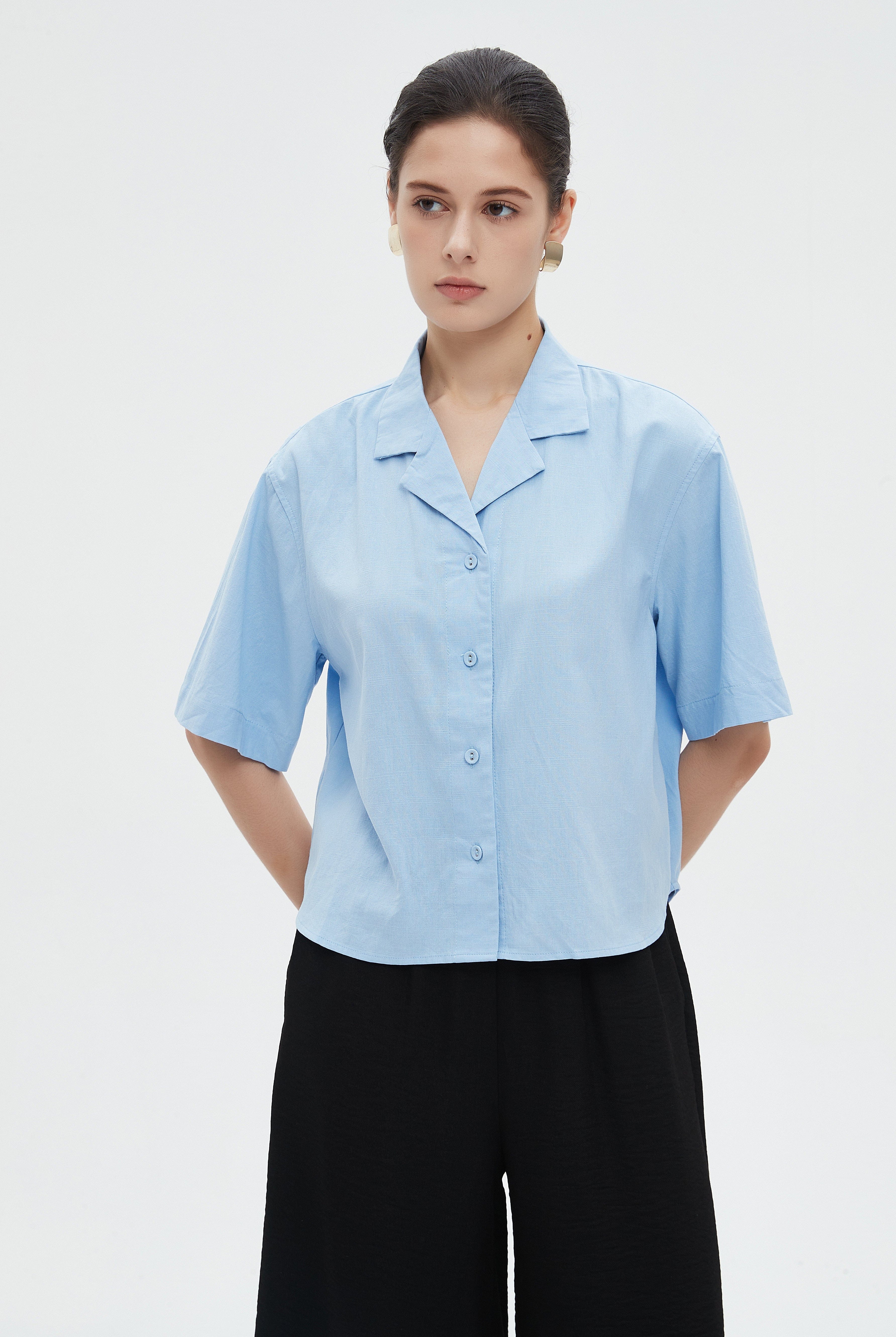 ميكا بلوزة نسائية نص كم ساده بياقة ةأزرار أمامية