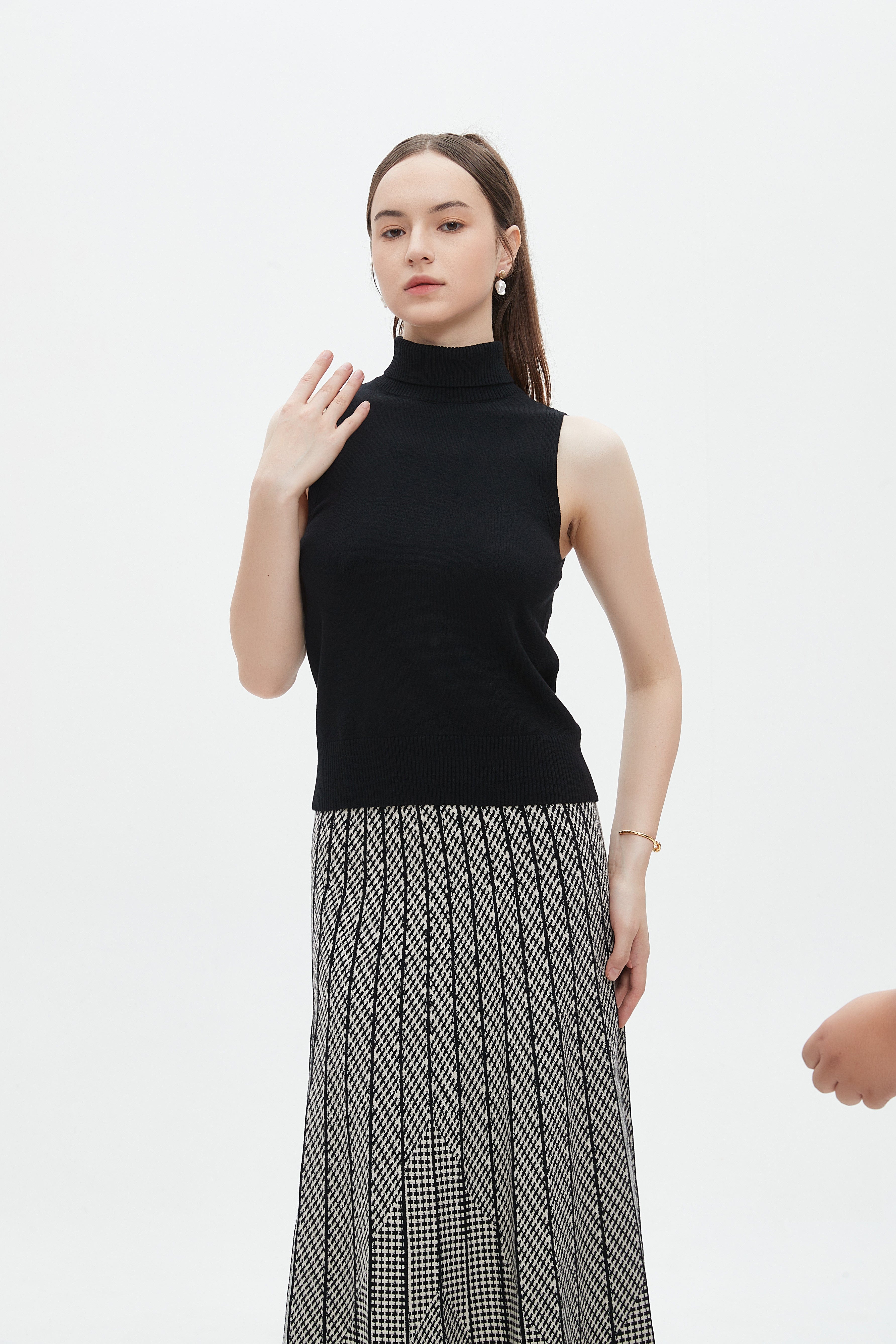 ميكا بلوزة سادة كت بياقة عالية