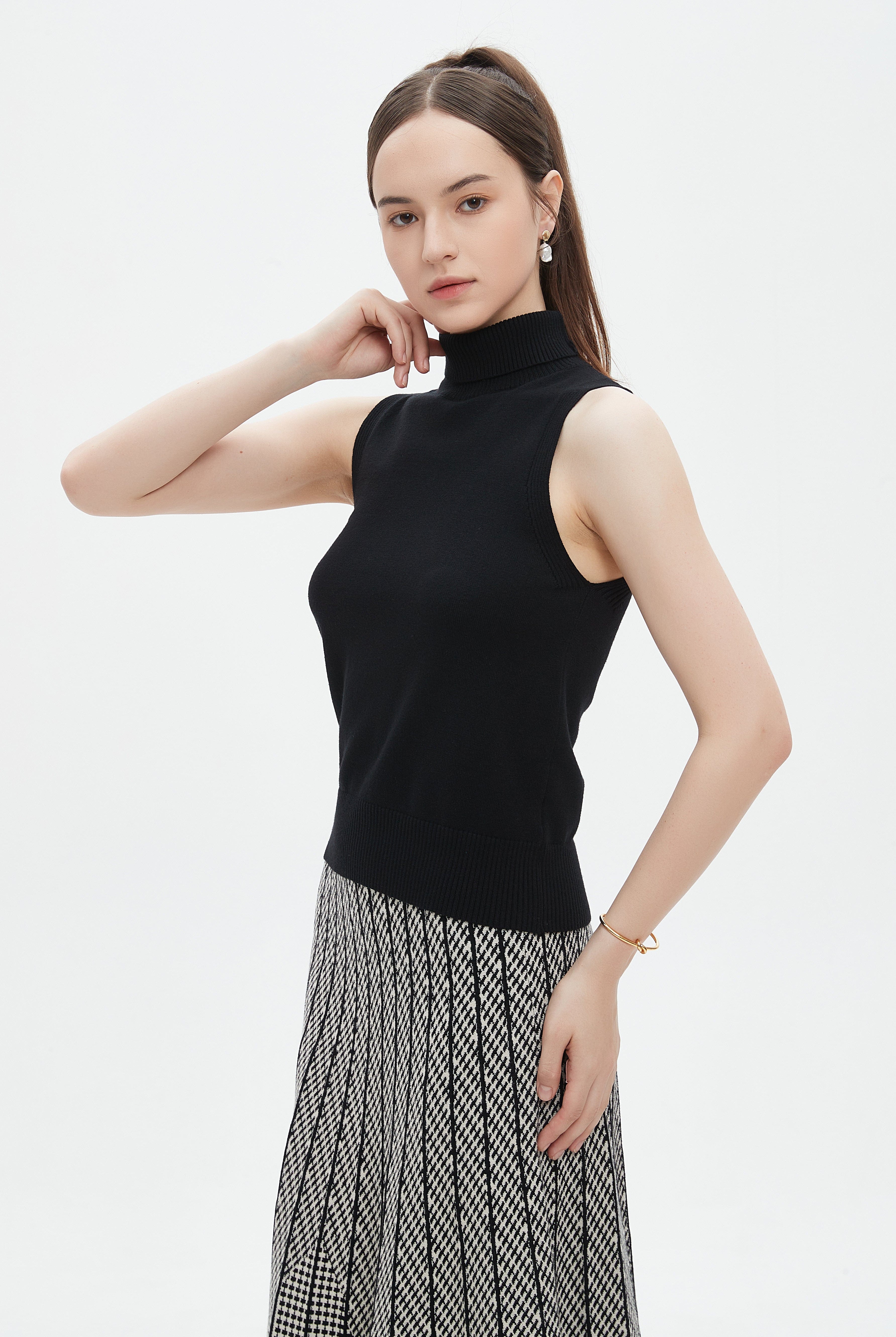 ميكا بلوزة سادة كت بياقة عالية