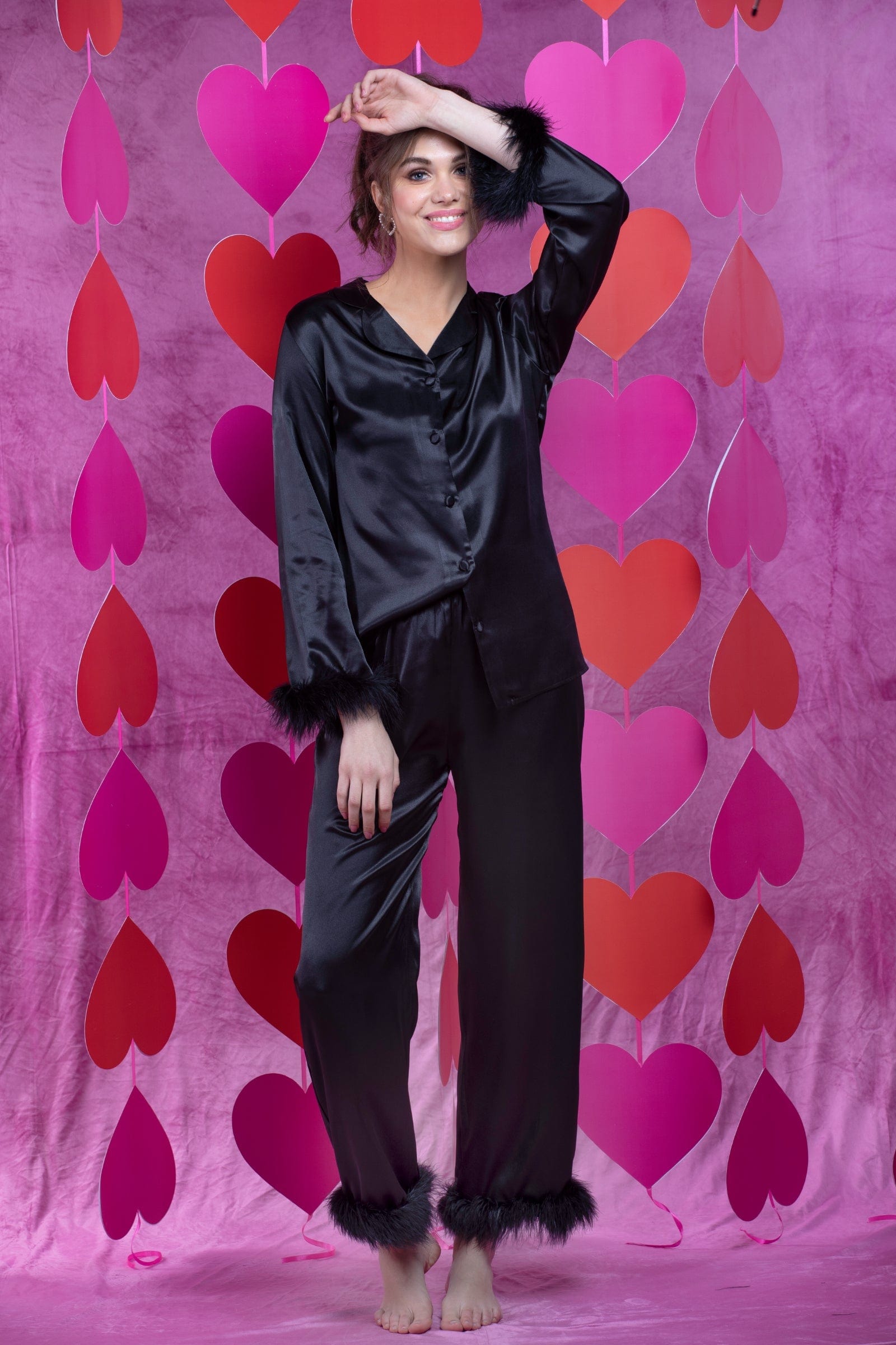 كارينا طقم بيجامة بلوزة وبنطلون مزين بالريش أسود