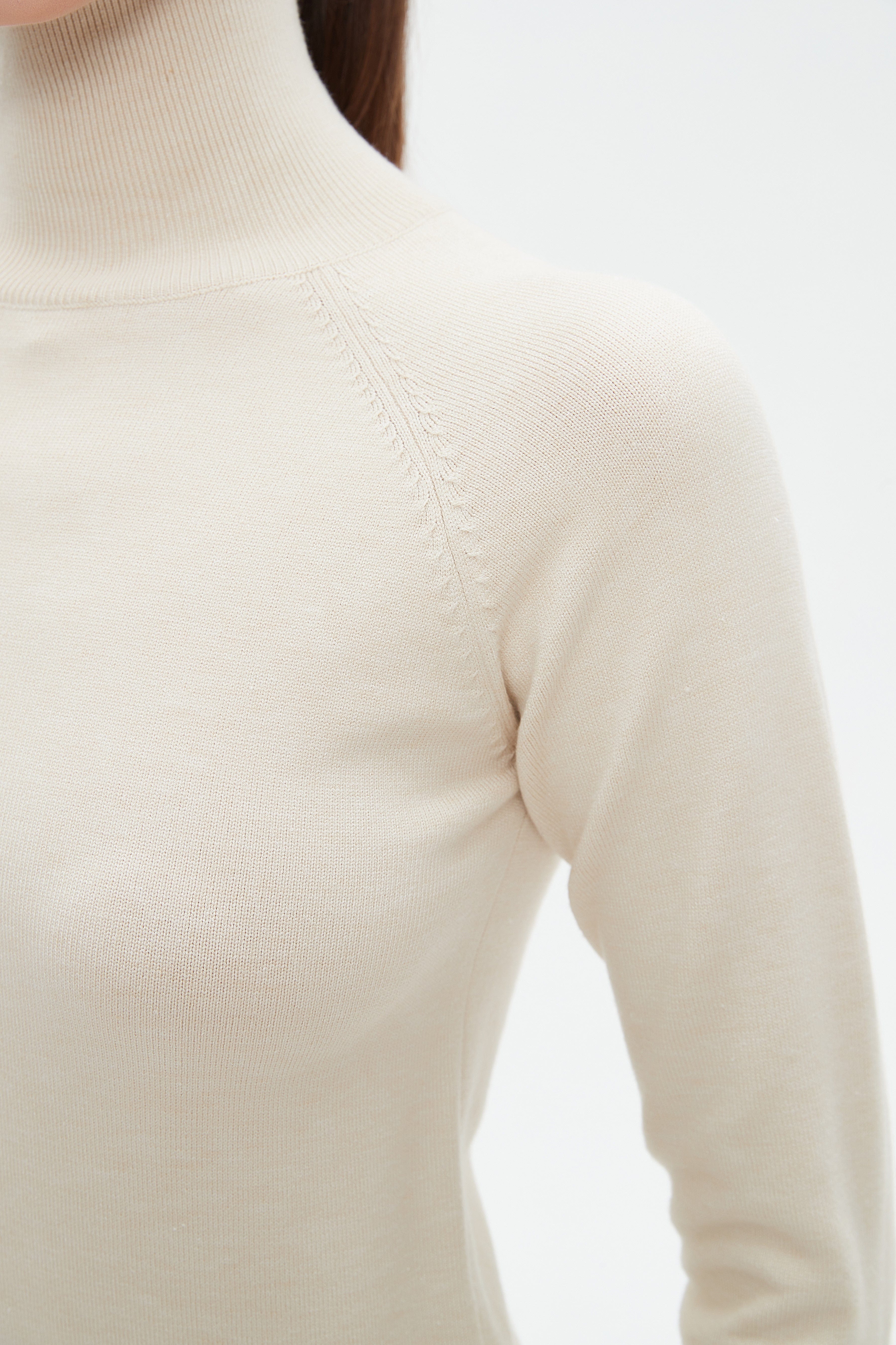 ميكا بلوزة نسائية سادة بكم طويل ورقبة عالية للشتاء