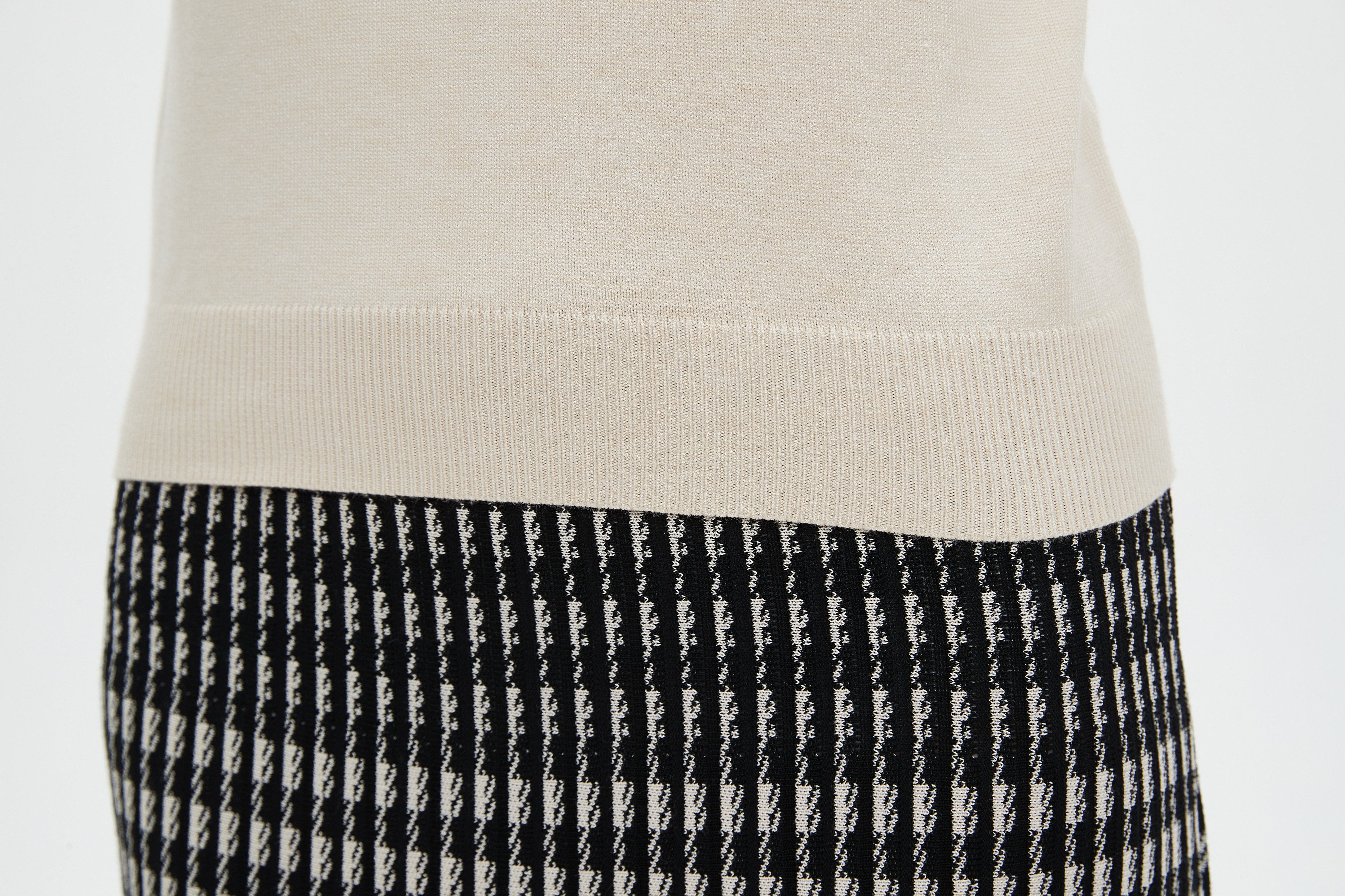 ميكا بلوزة نسائية سادة بكم طويل ورقبة عالية للشتاء