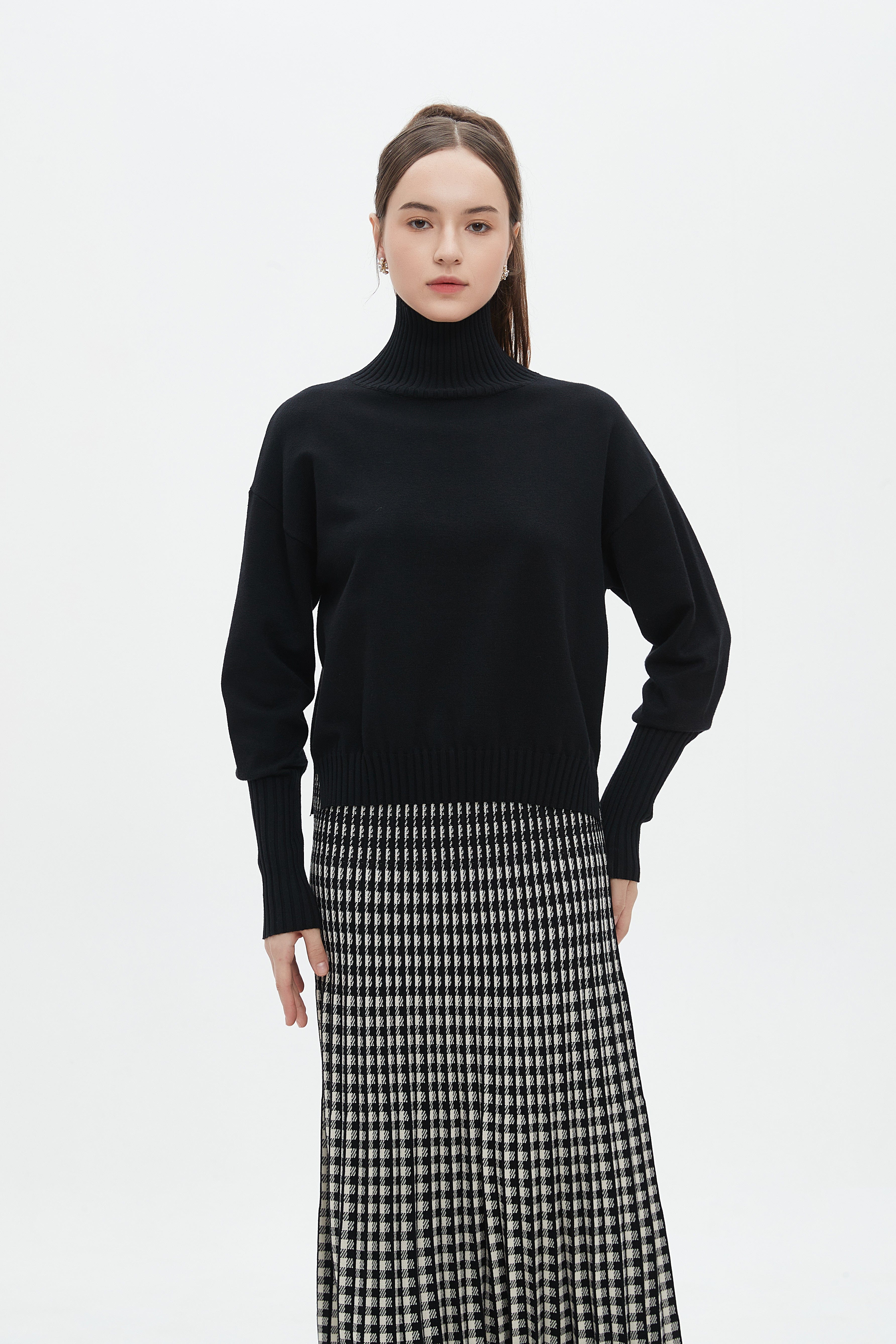 ميكا بلوزة طويلة نسائية سادة بكم طويل ورقبة عالية