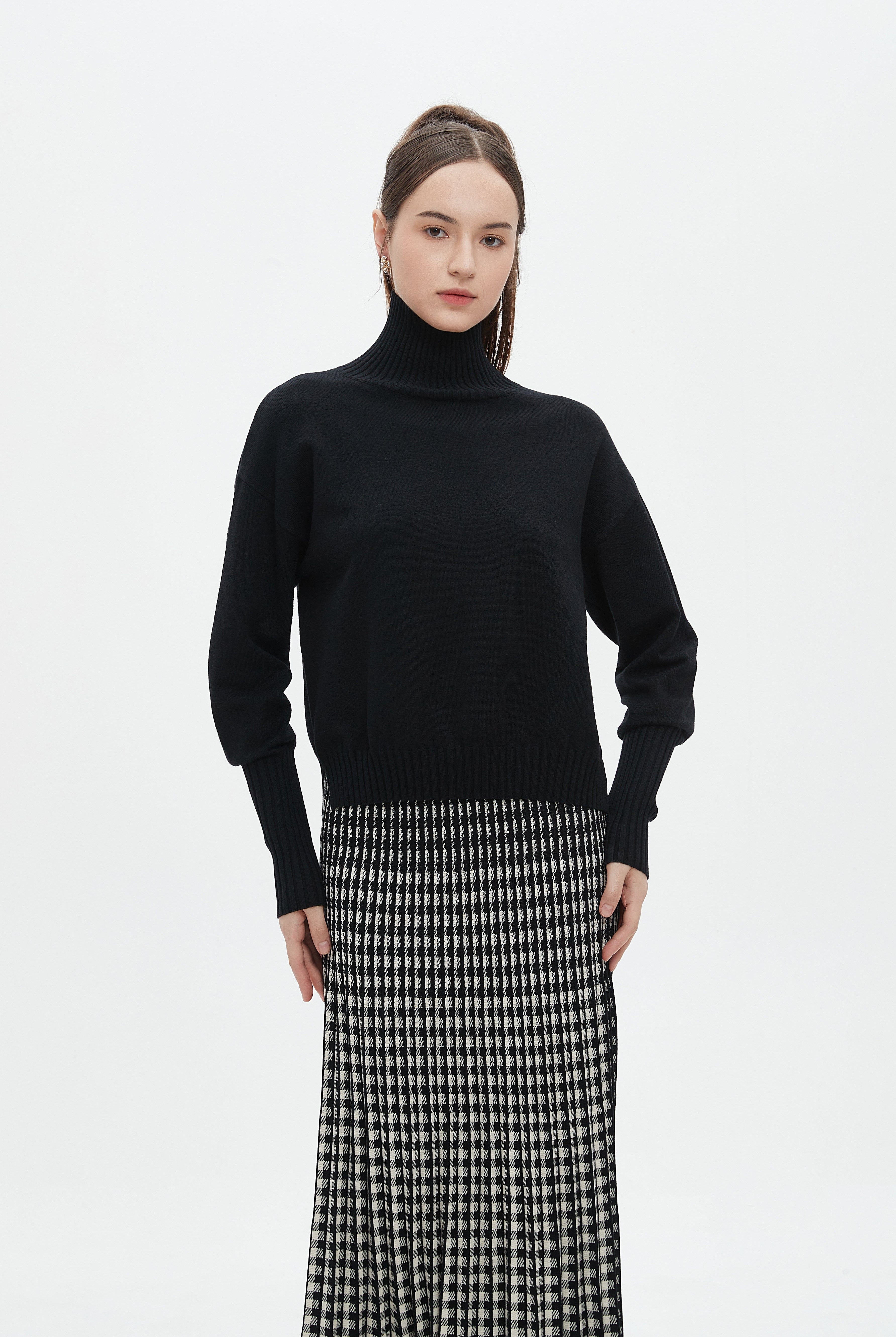 ميكا بلوزة طويلة نسائية سادة بكم طويل ورقبة عالية