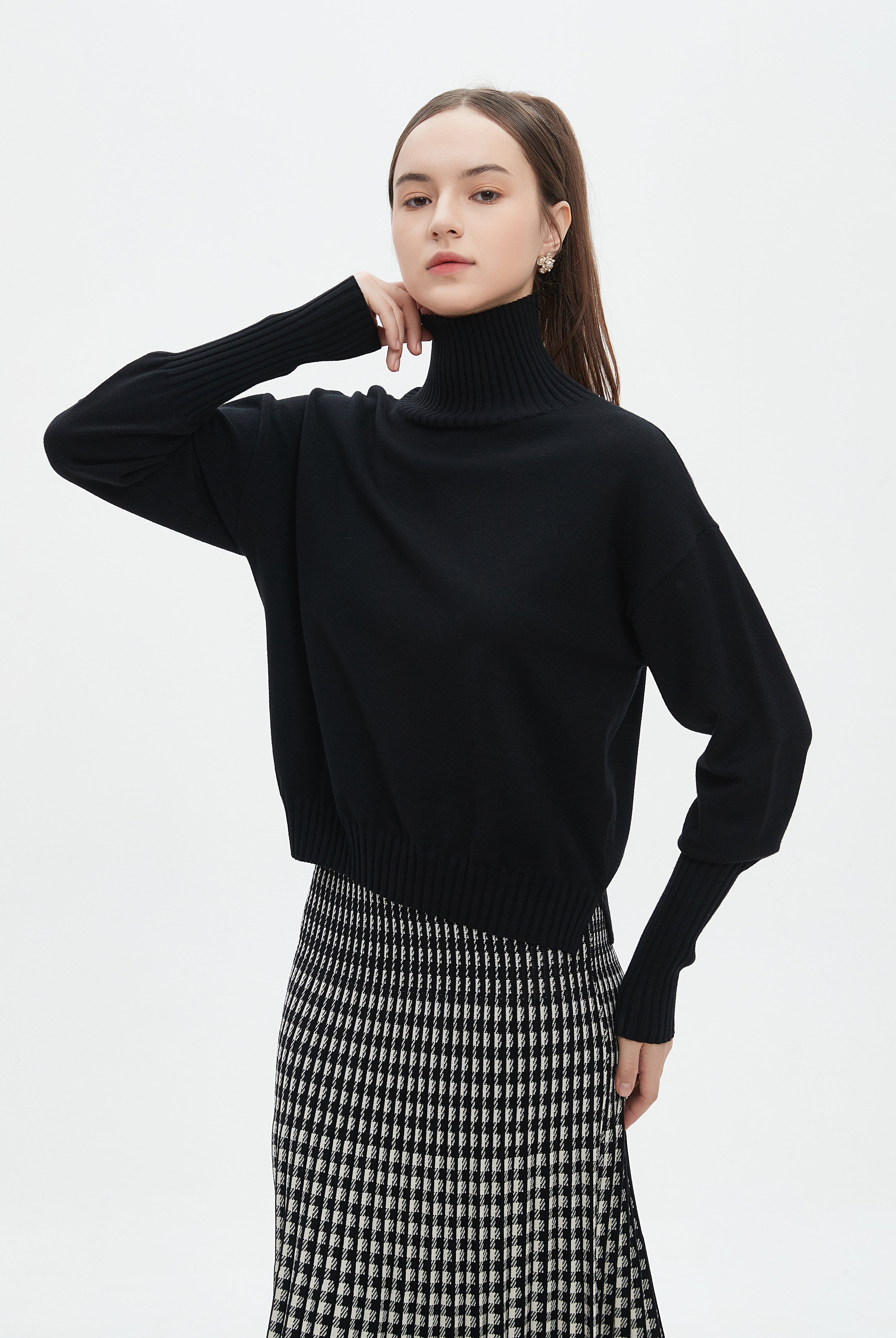 ميكا بلوزة طويلة نسائية سادة بكم طويل ورقبة عالية