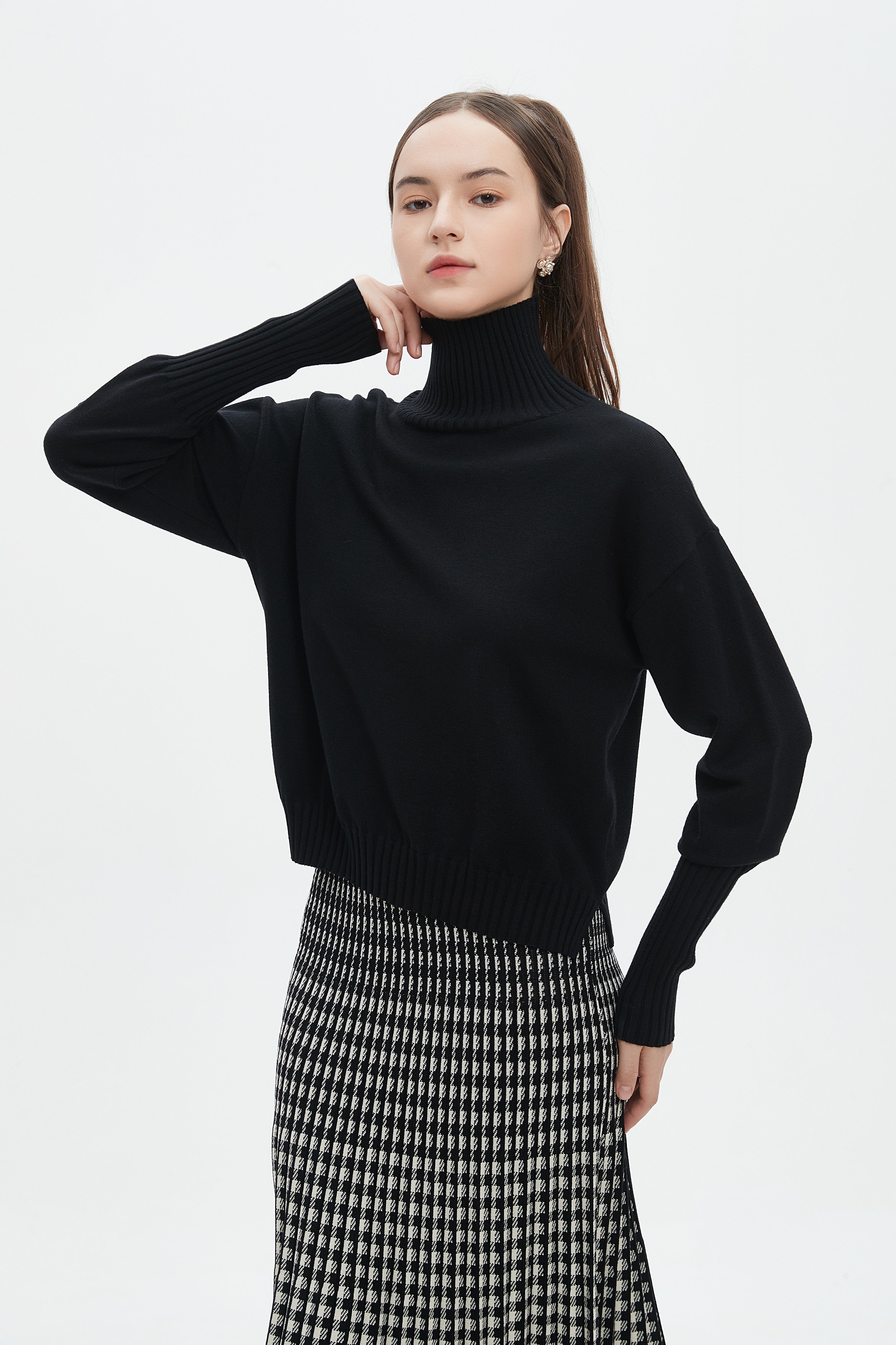 ميكا بلوزة طويلة نسائية سادة بكم طويل ورقبة عالية