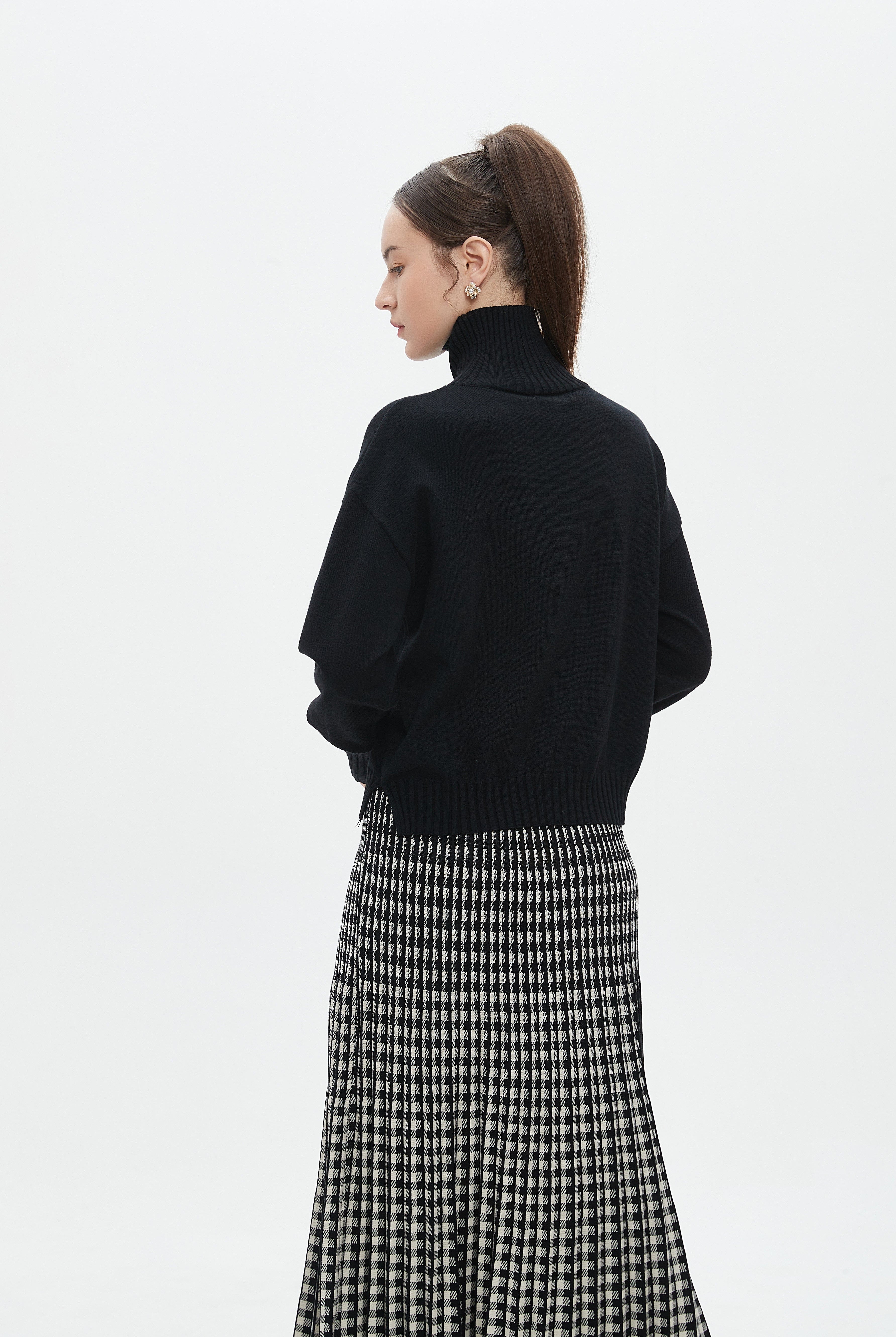 ميكا بلوزة طويلة نسائية سادة بكم طويل ورقبة عالية