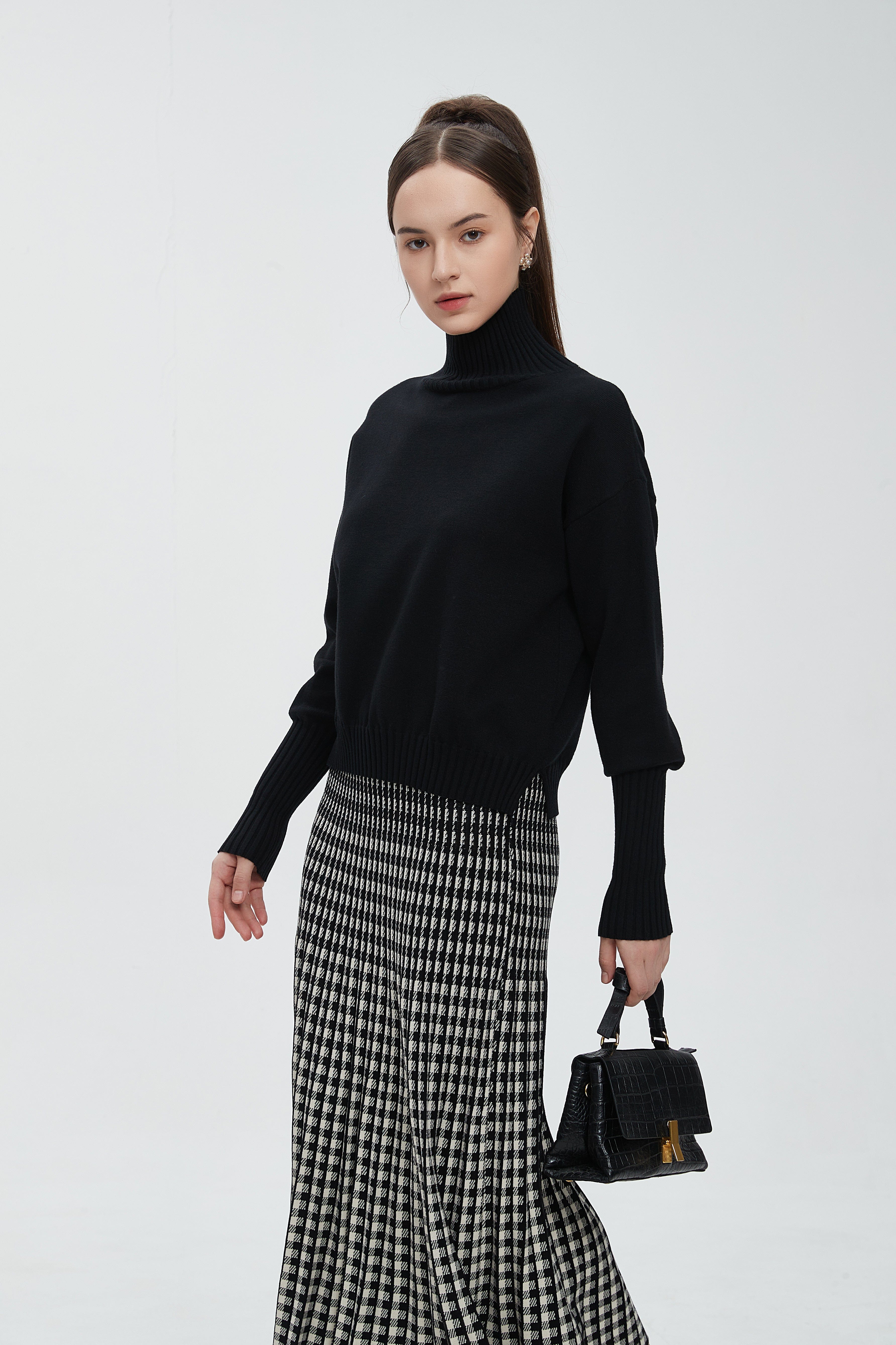 ميكا بلوزة طويلة نسائية سادة بكم طويل ورقبة عالية