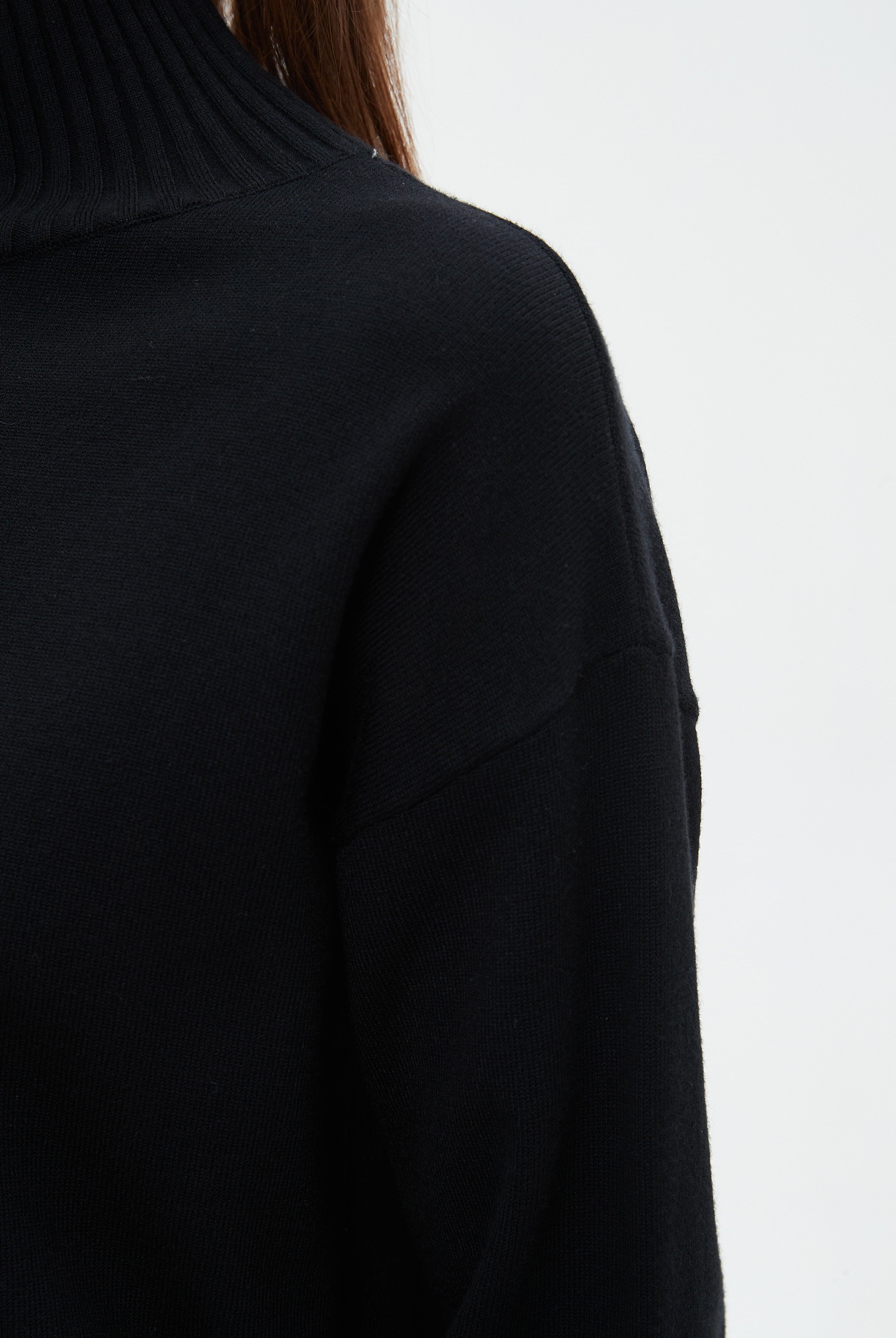 ميكا بلوزة طويلة نسائية سادة بكم طويل ورقبة عالية