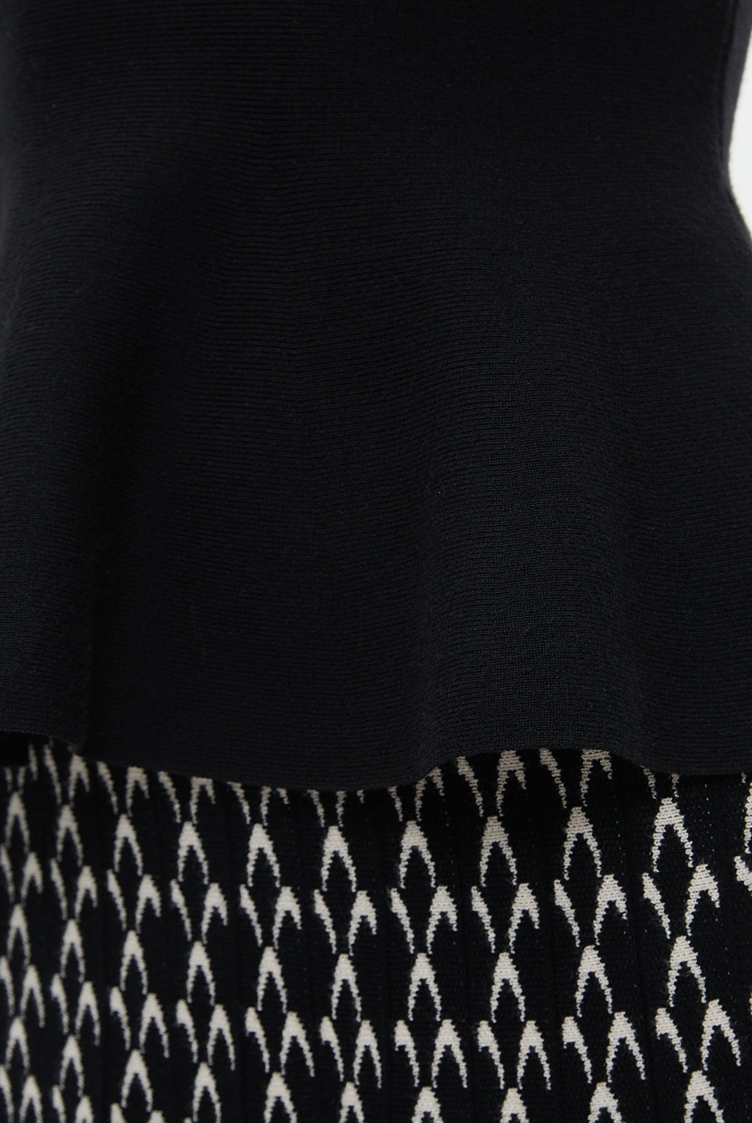 ميكا بلوزة نسائية سادة 3/4 كم برقبة عالية للدوام