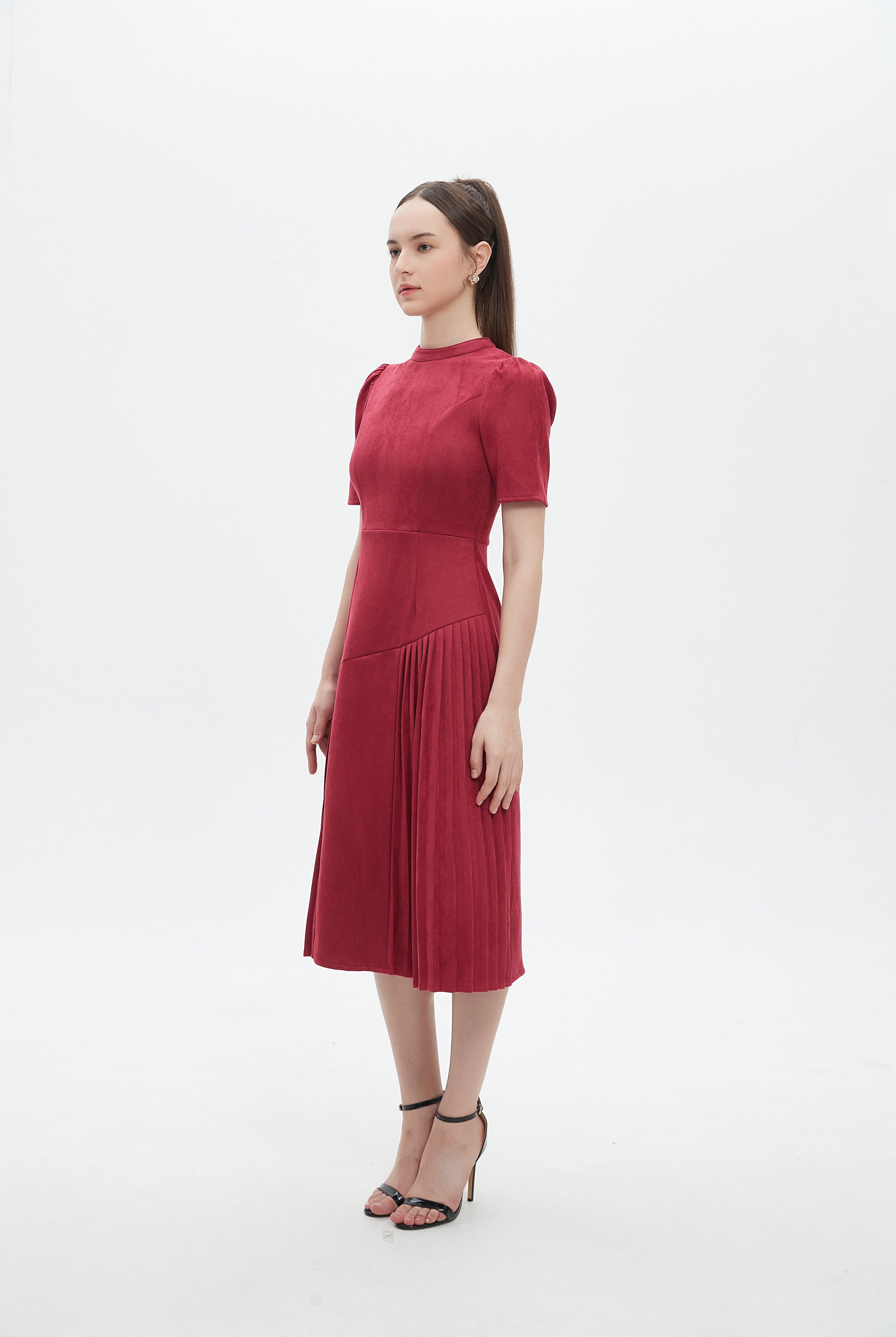 ميكا فستان ميدي بأكمام قصيرة سادة بليسية مكشكش من الاسفل