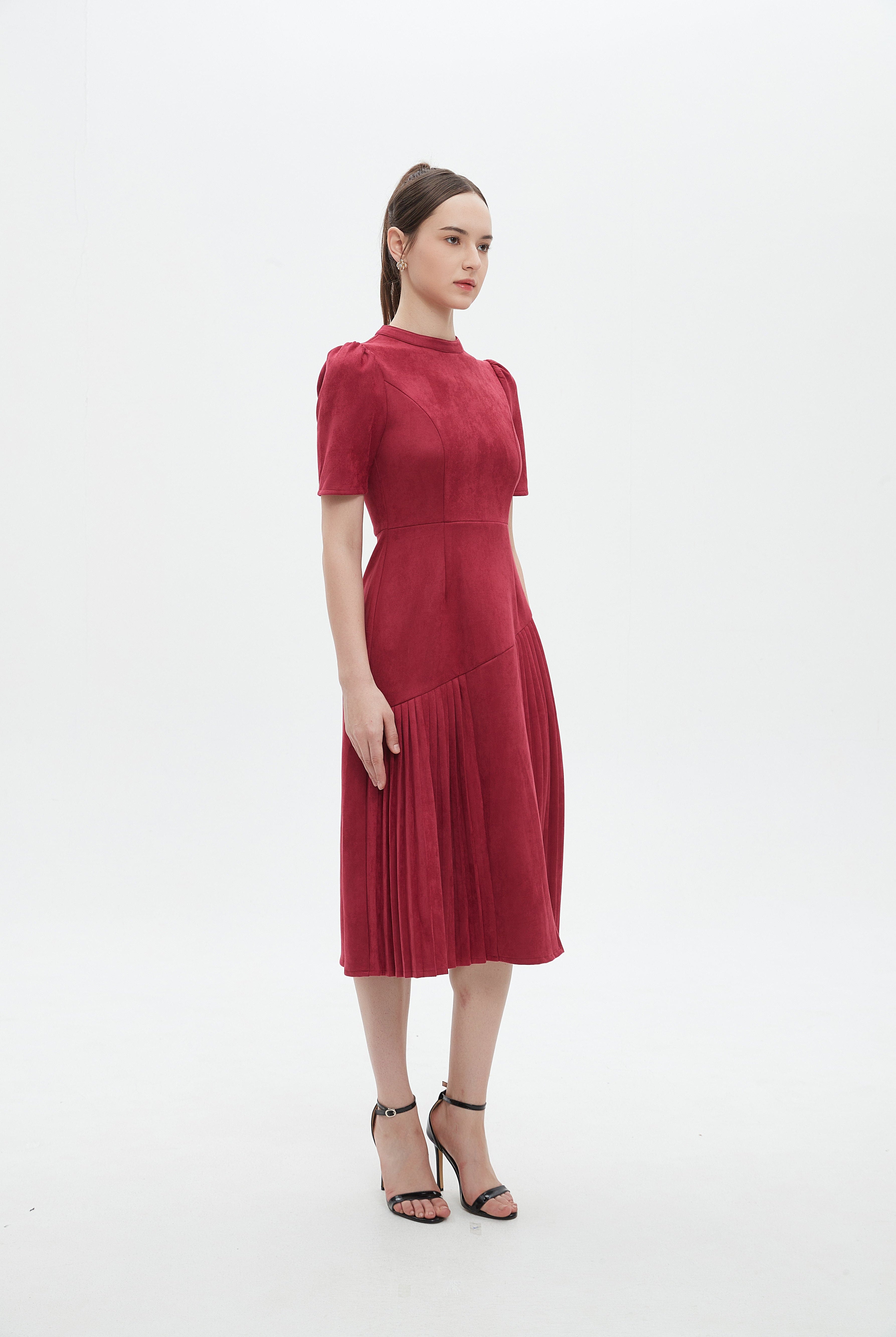 ميكا فستان ميدي بأكمام قصيرة سادة بليسية مكشكش من الاسفل