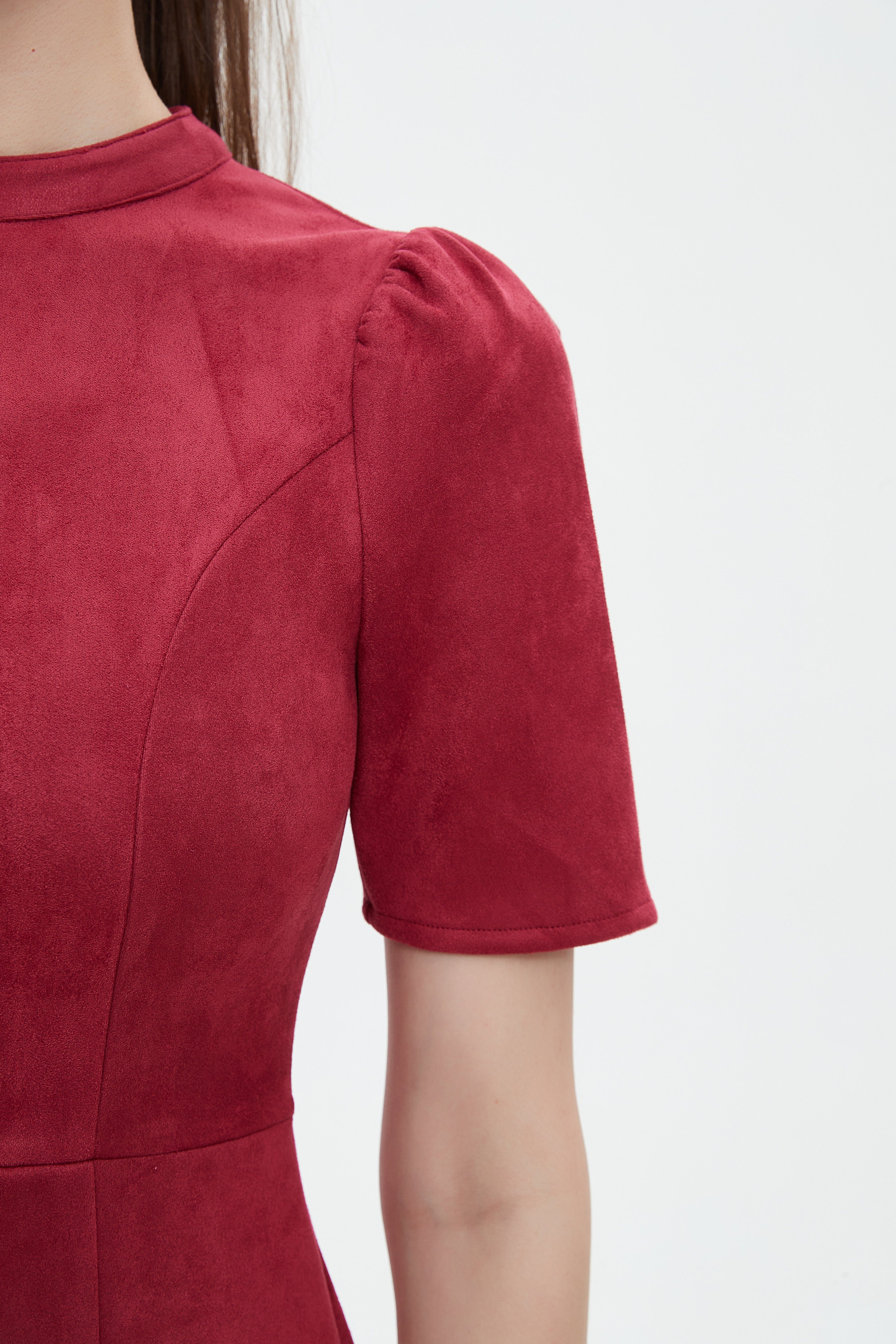 ميكا فستان ميدي بأكمام قصيرة سادة بليسية مكشكش من الاسفل