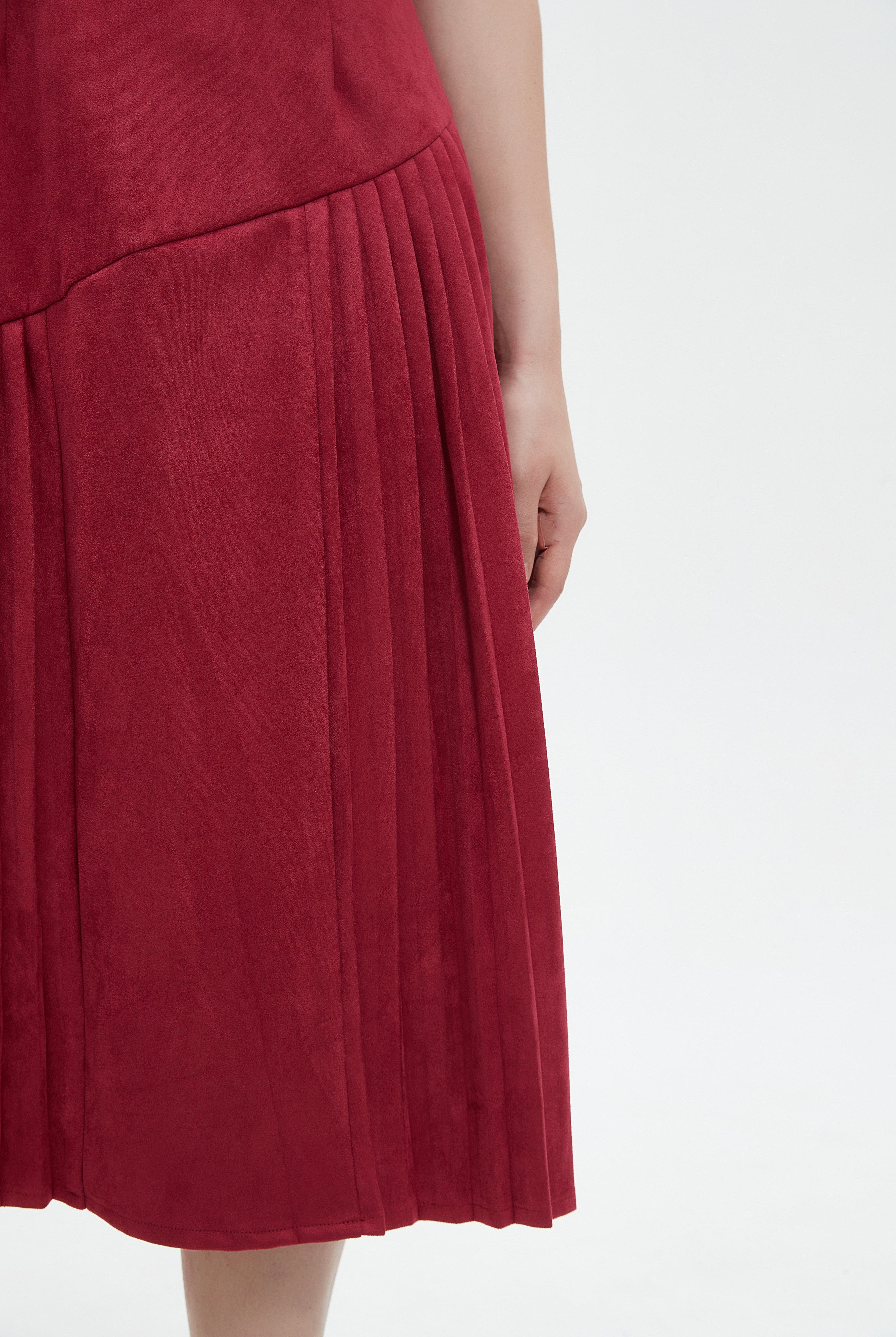 ميكا فستان ميدي بأكمام قصيرة سادة بليسية مكشكش من الاسفل