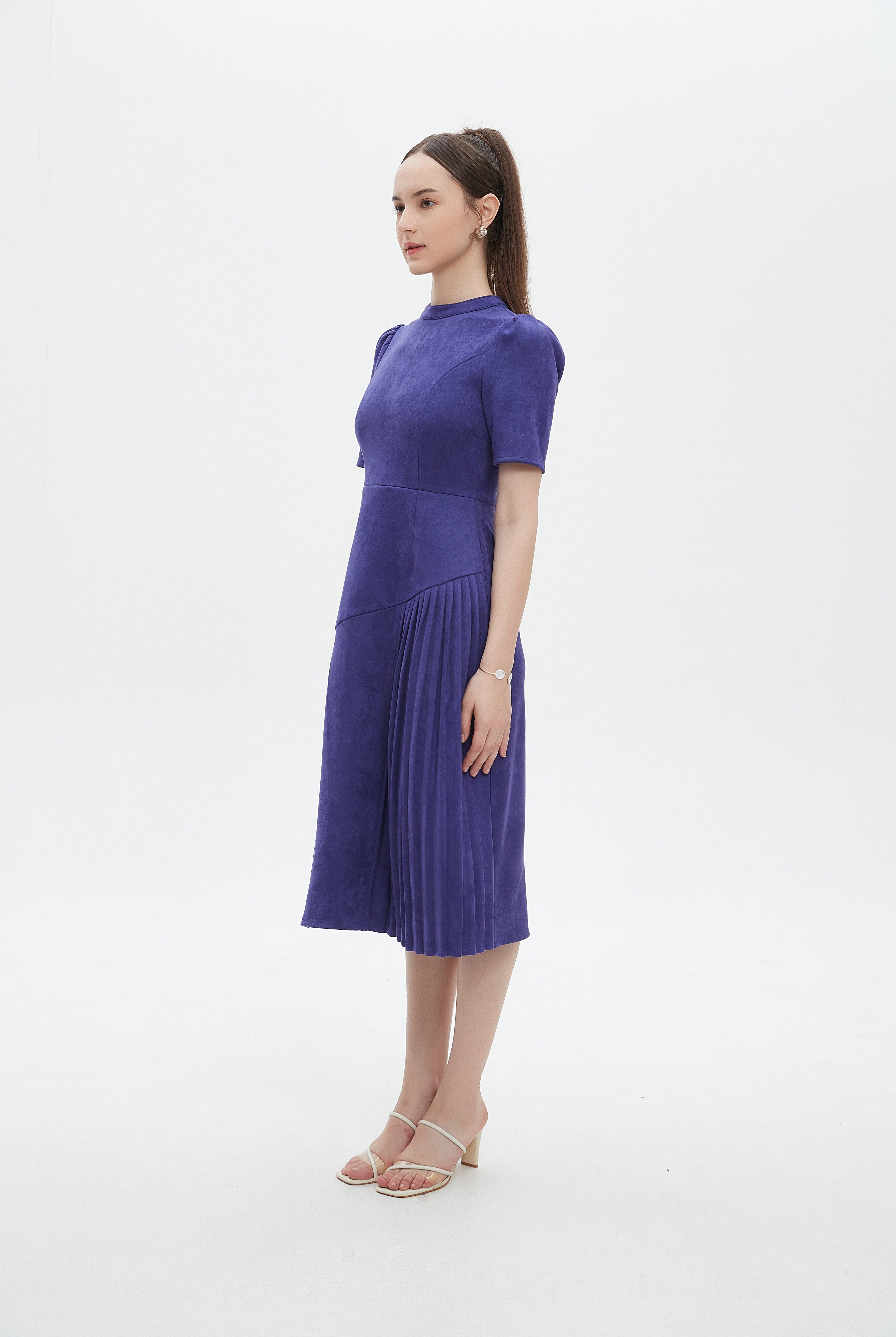 ميكا فستان ميدي بأكمام قصيرة سادة بليسية مكشكش من الاسفل